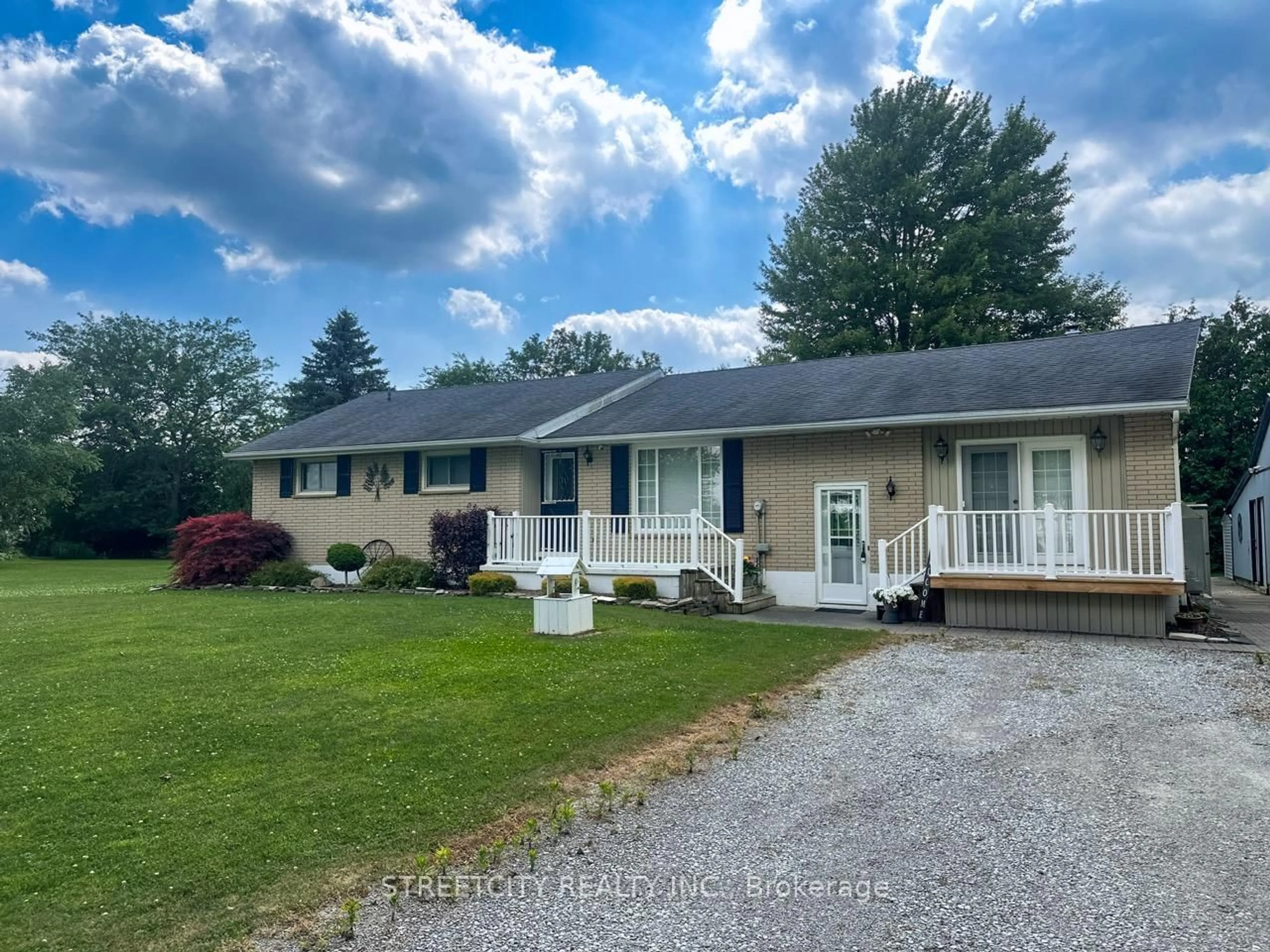 A pic from outside/outdoor area/front of a property/back of a property/a pic from drone, unknown for 29422 DAWN VALLEY Rd, Chatham-Kent Ontario N0P 2M0
