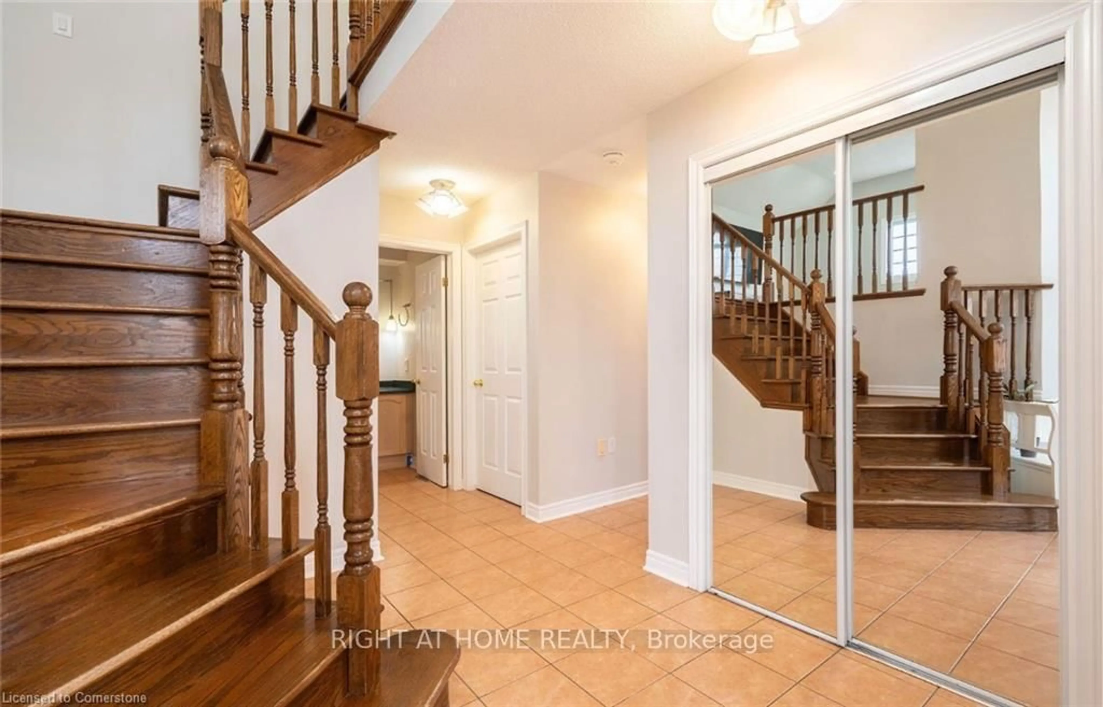 Indoor entryway for 1262 Upper Paradise Rd, Hamilton Ontario L9B 2R7