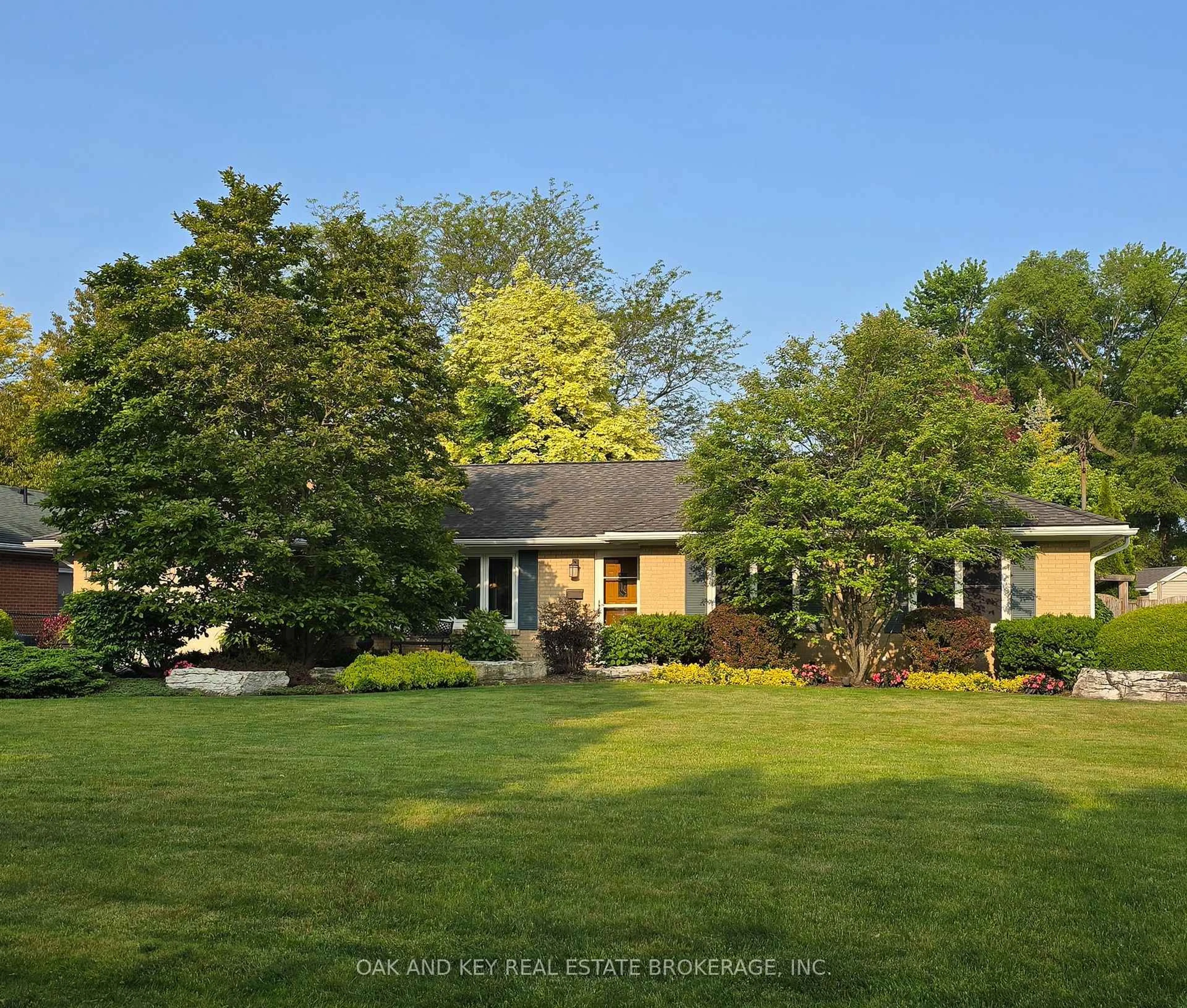 A pic from outside/outdoor area/front of a property/back of a property/a pic from drone, unknown for 487 Melcrest Rd, London South Ontario N6J 3T2