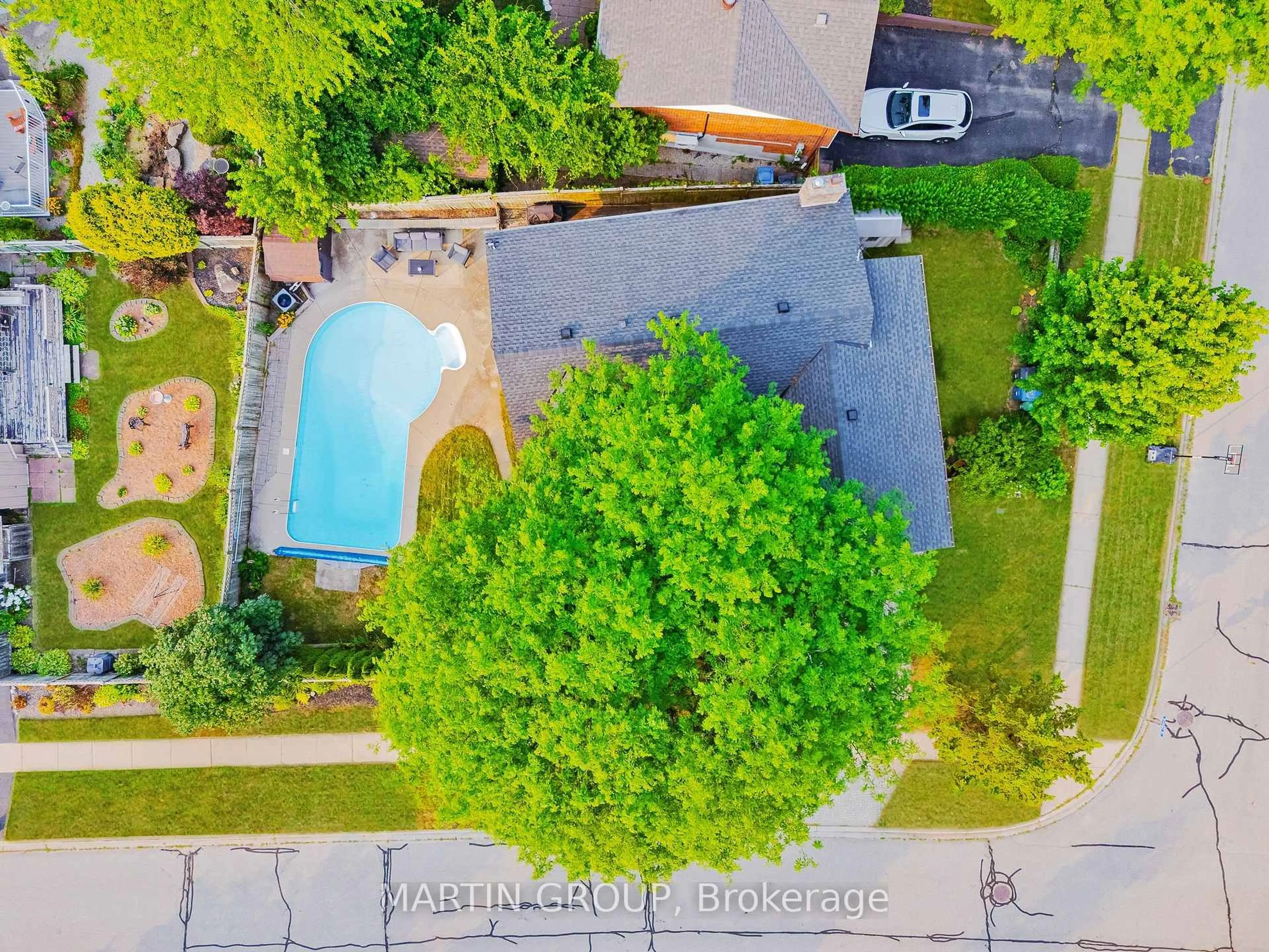 A pic from outside/outdoor area/front of a property/back of a property/a pic from drone, street for 72 McElderry Rd, Guelph Ontario N1G 4J5