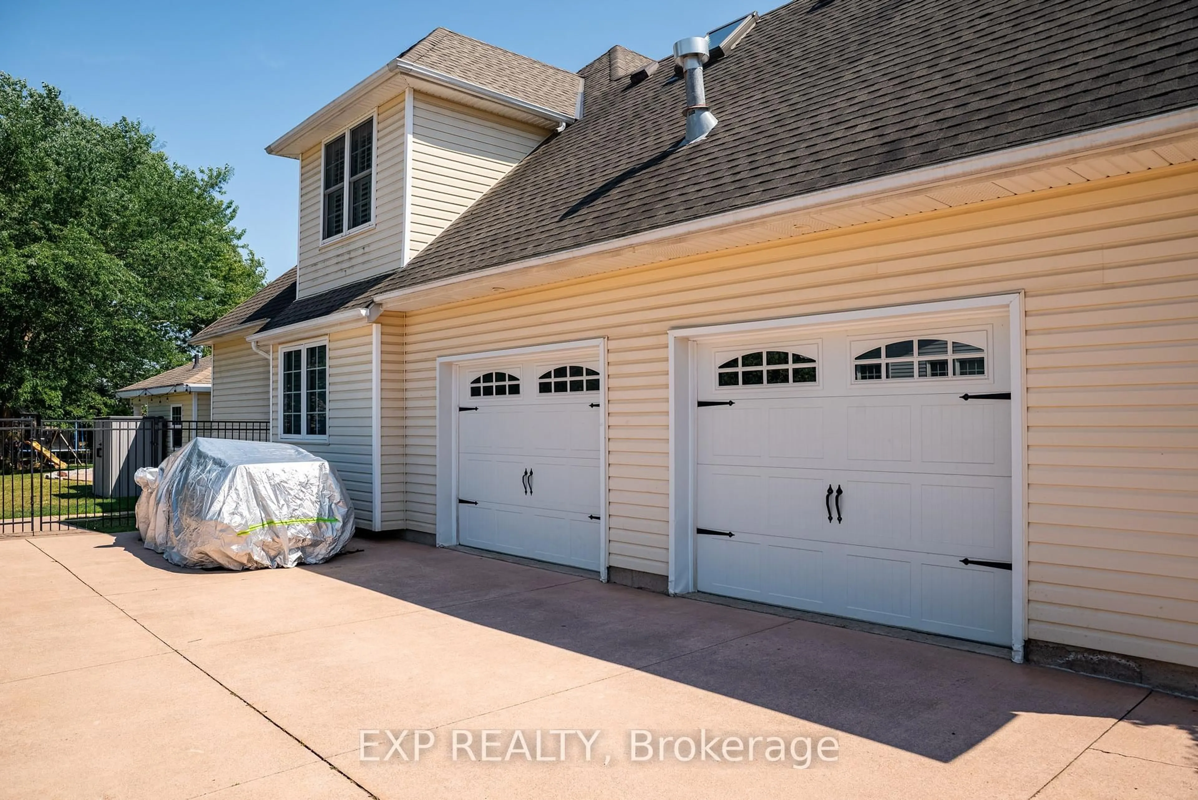 Indoor garage for 546 Ferndale Ave, Fort Erie Ontario L2A 6E3