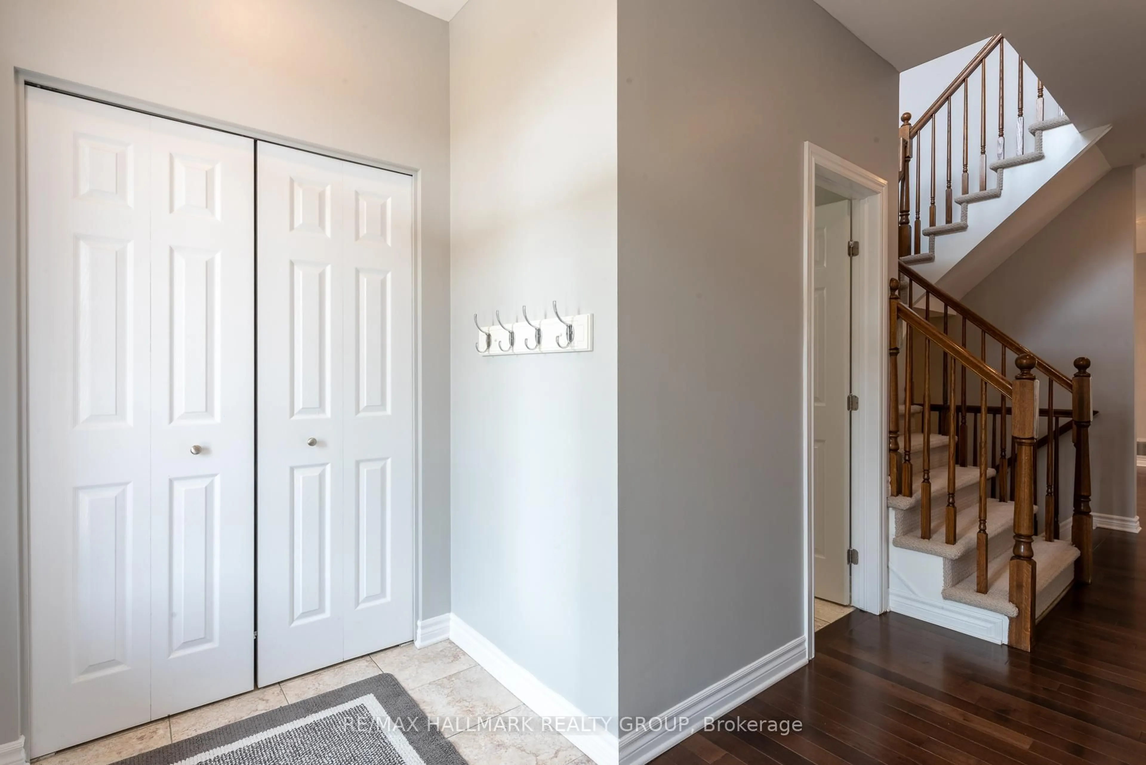 Indoor entryway for 217 Fountainhead Dr, Ottawa Ontario K1W 0C2