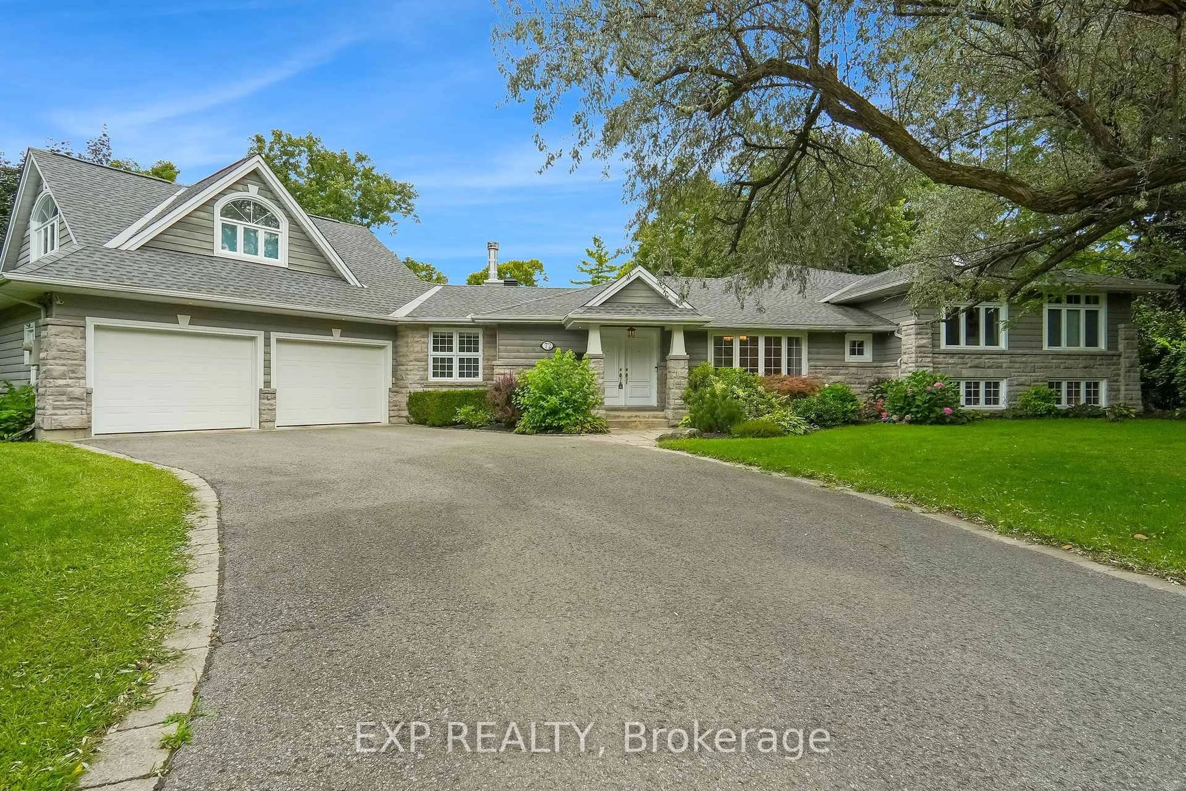A pic from outside/outdoor area/front of a property/back of a property/a pic from drone, street for 72 DELONG Dr, Ottawa Ontario K1J 7E1