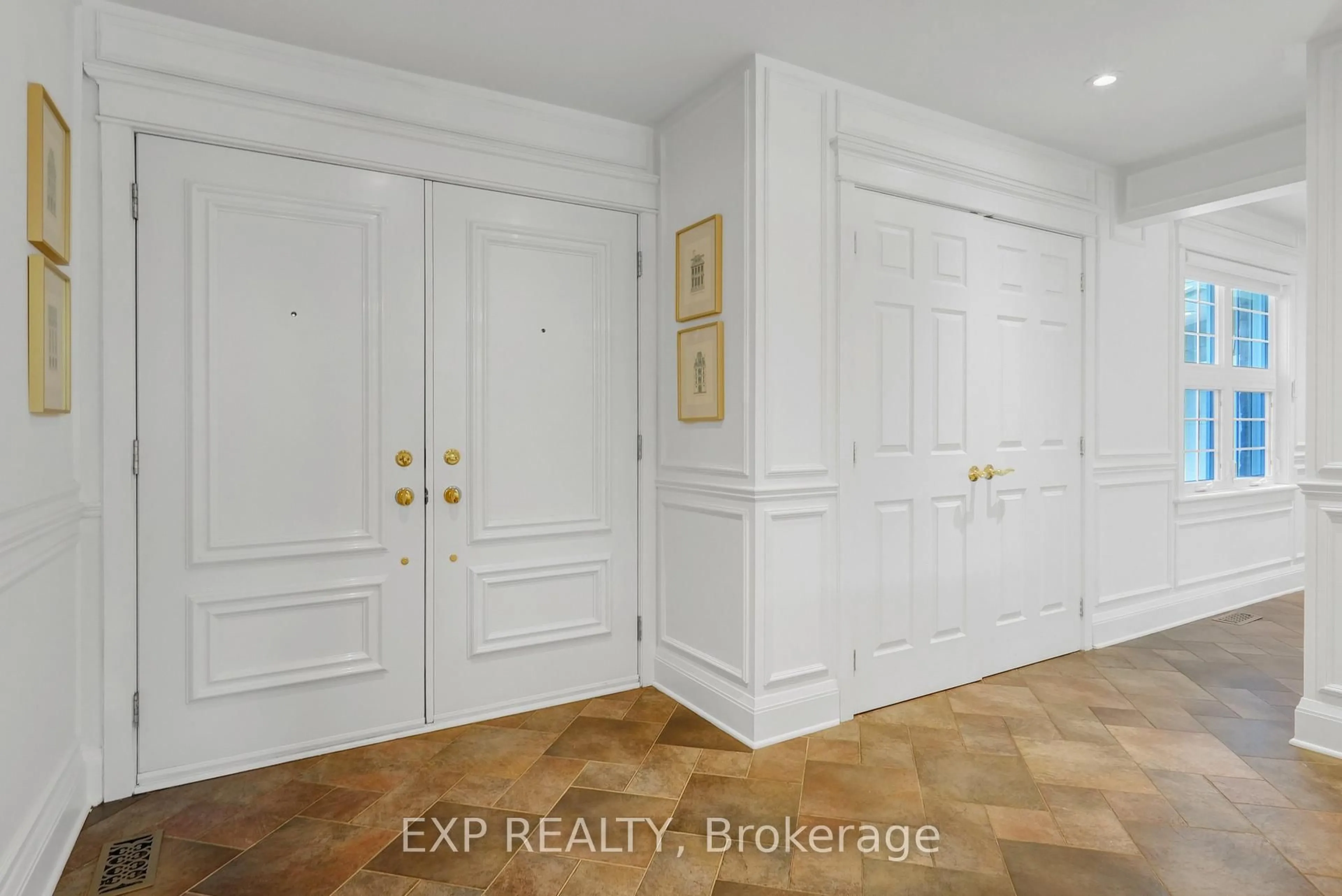 Indoor entryway for 72 DELONG Dr, Ottawa Ontario K1J 7E1