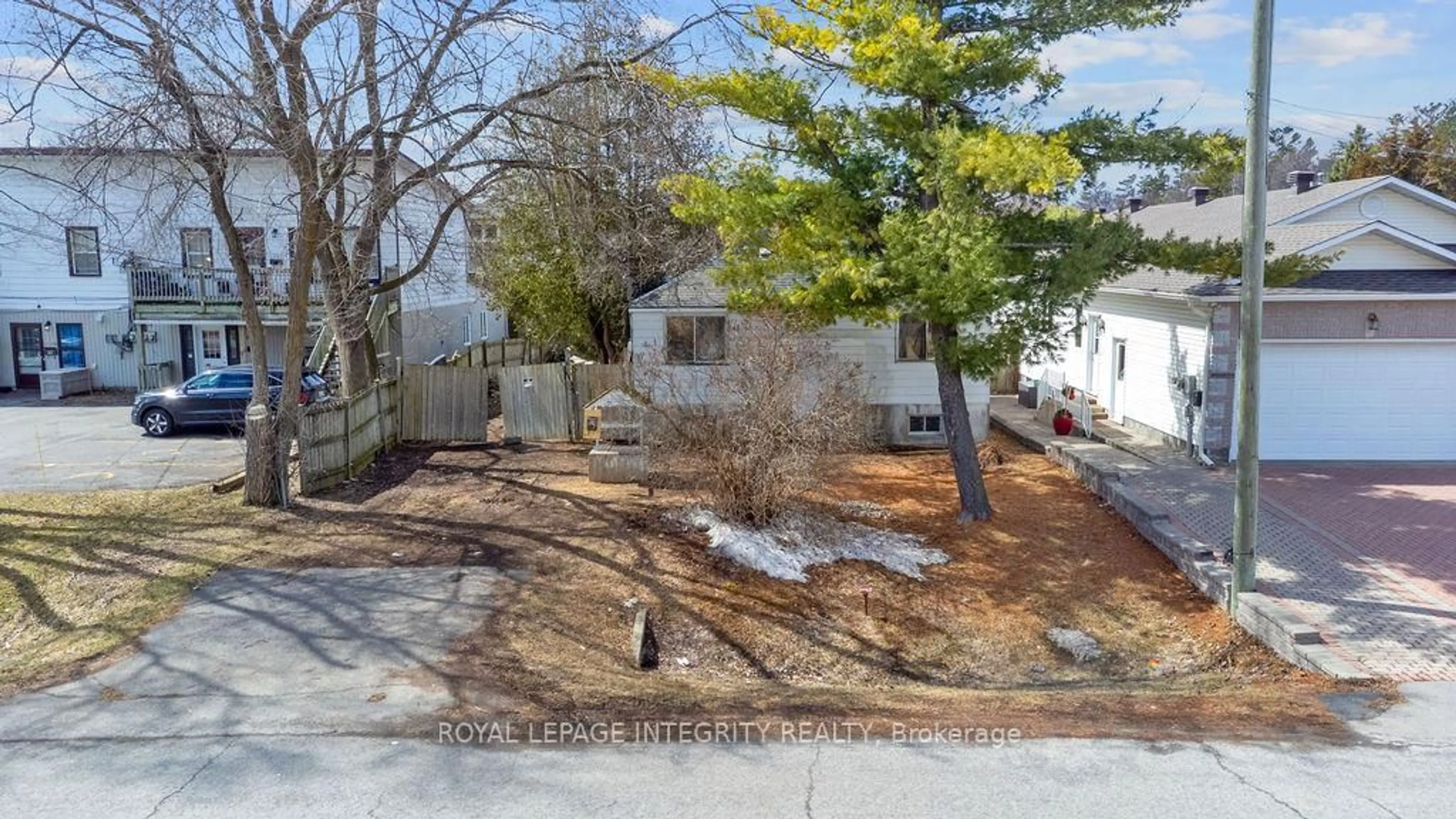 A pic from outside/outdoor area/front of a property/back of a property/a pic from drone, street for 924 Beauchamp Ave, Orleans Ontario K1C 3A8