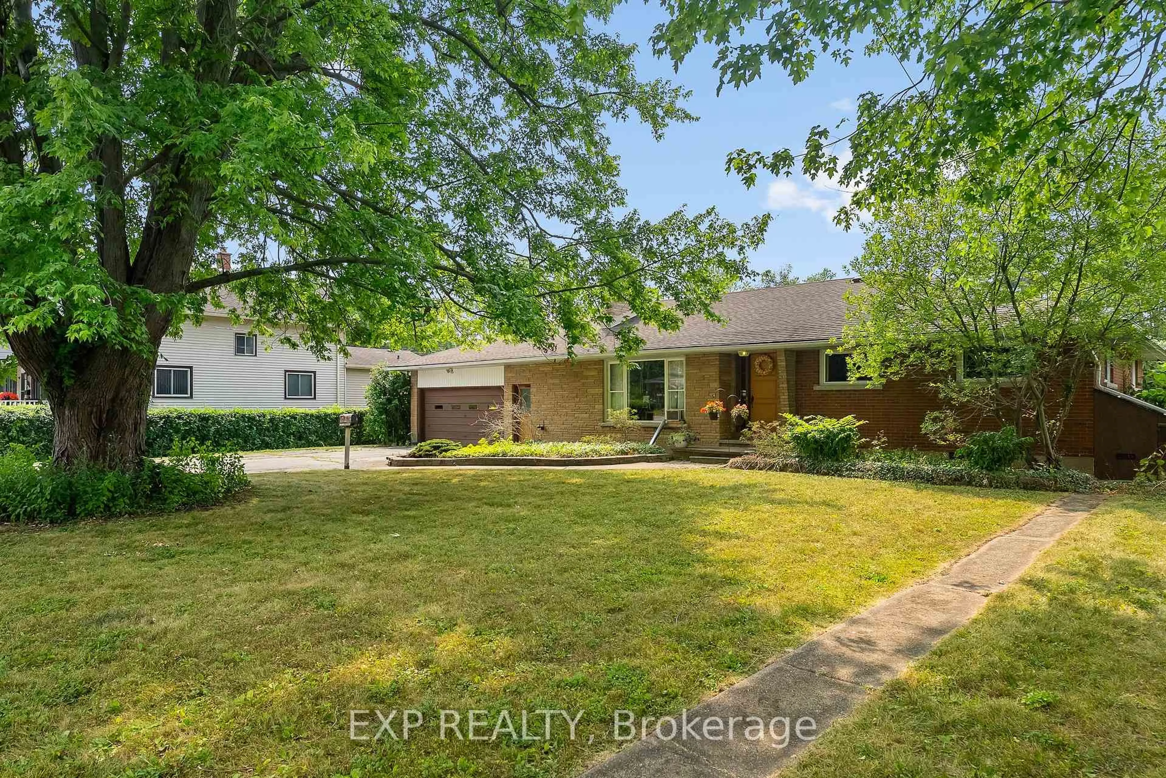 A pic from outside/outdoor area/front of a property/back of a property/a pic from drone, street for 351 Helena St, Fort Erie Ontario L2A 4J7