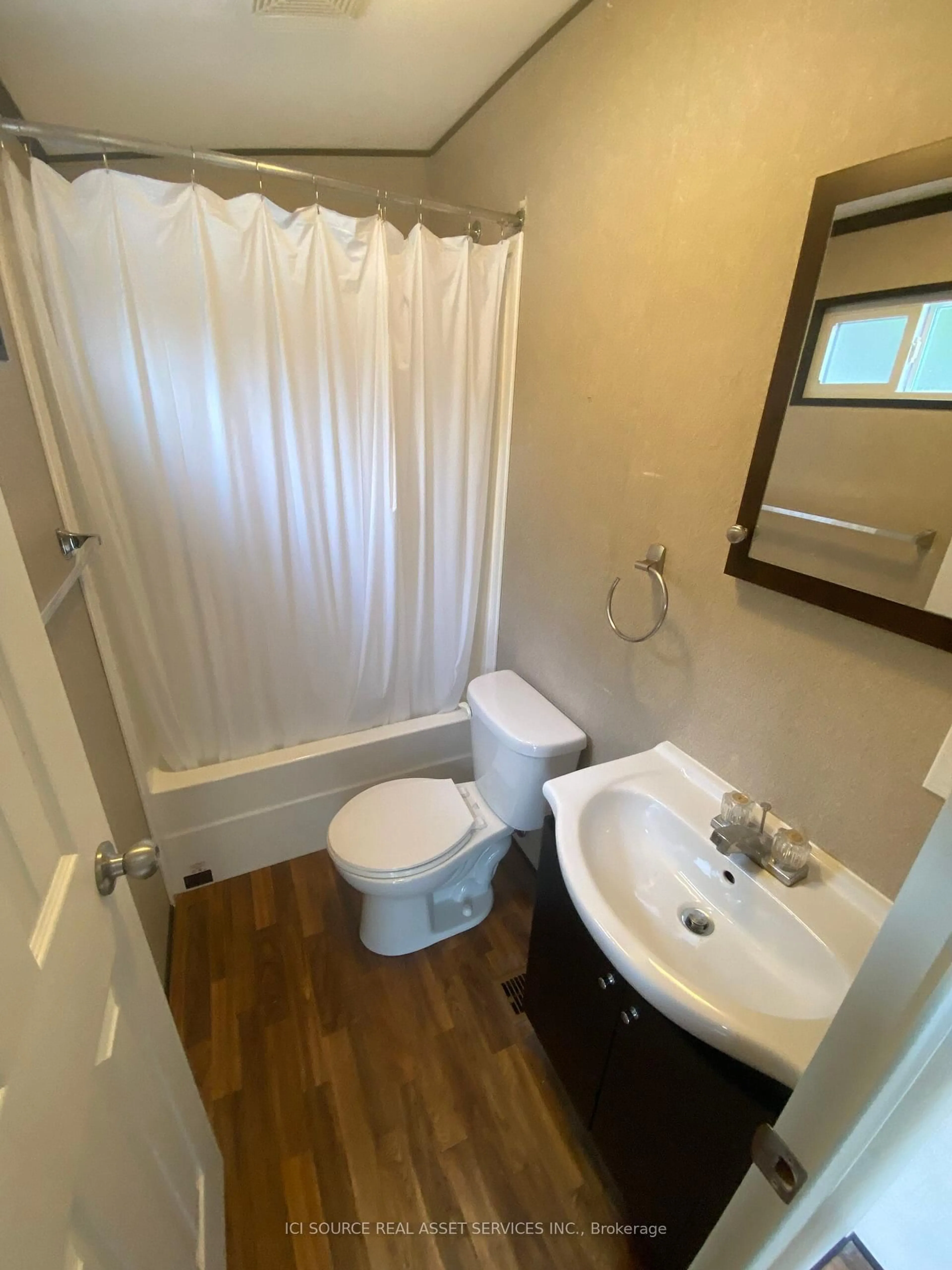 Standard bathroom, floor is not visible for 1082 Shamrock Marina Rd #SMR201, Gravenhurst Ontario P0E 1N0