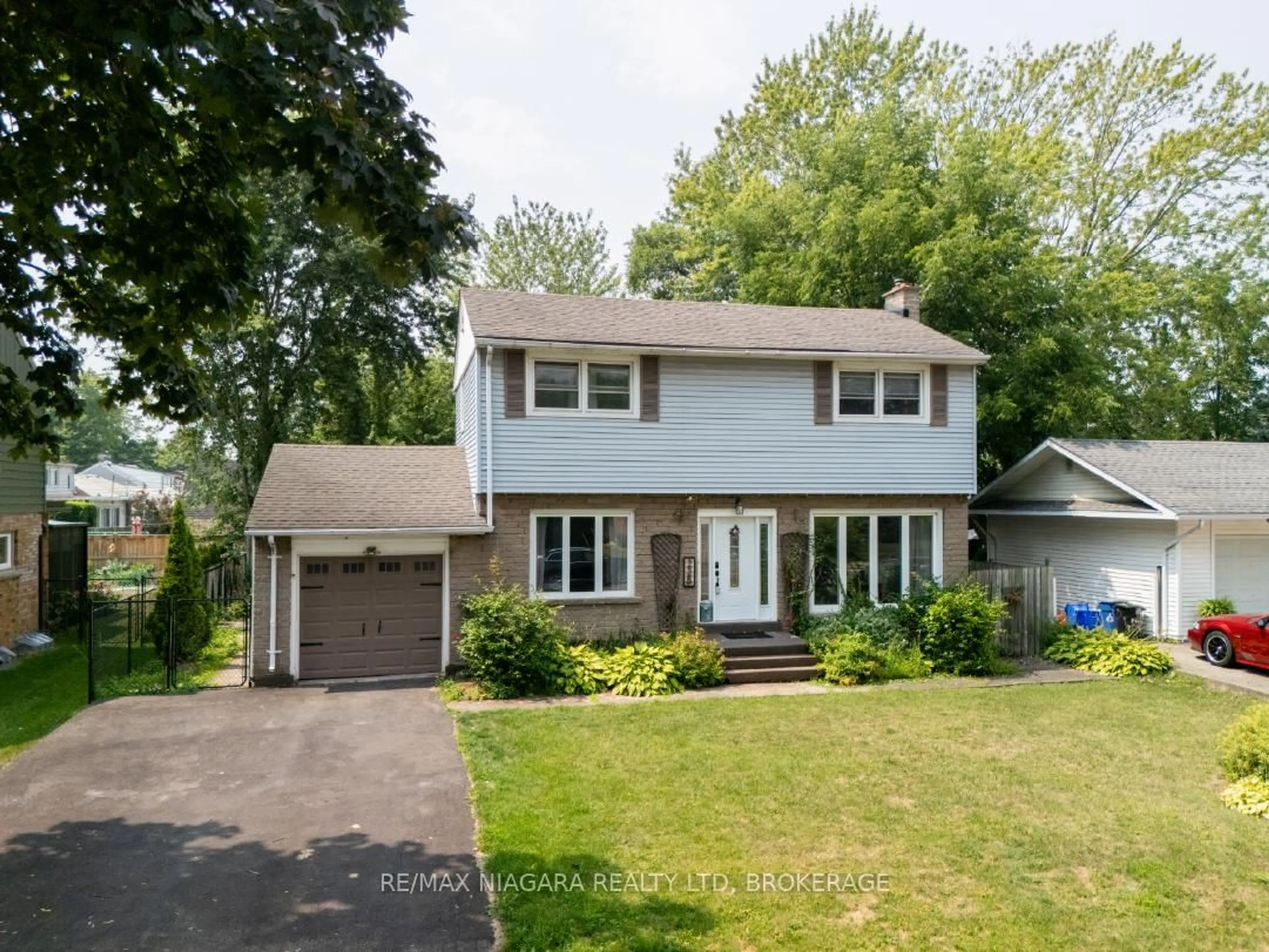 Home with vinyl exterior material, street for 225 Edgar St, Welland Ontario L3C 1T6