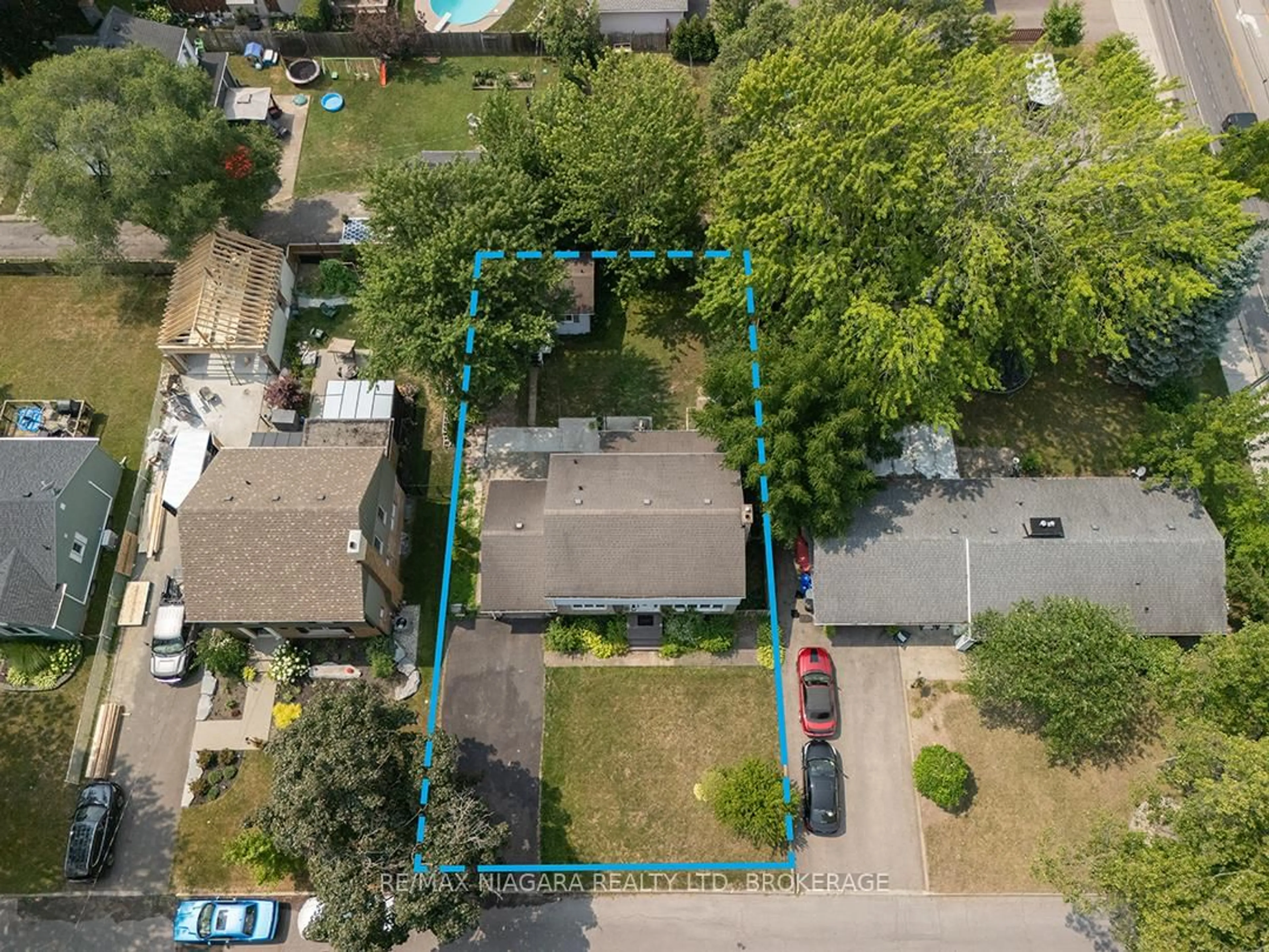 A pic from outside/outdoor area/front of a property/back of a property/a pic from drone, street for 225 Edgar St, Welland Ontario L3C 1T6