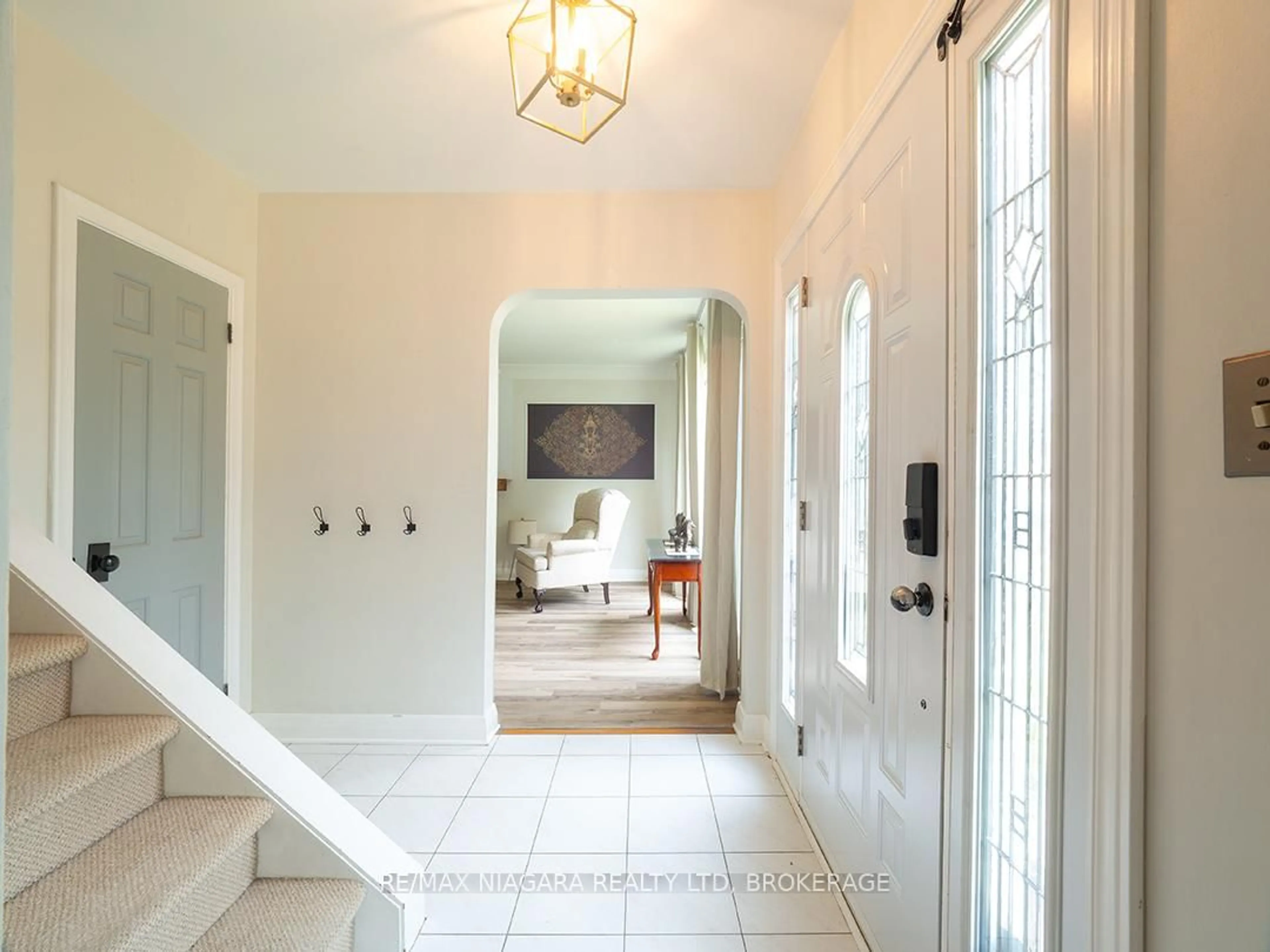 Indoor entryway for 225 Edgar St, Welland Ontario L3C 1T6