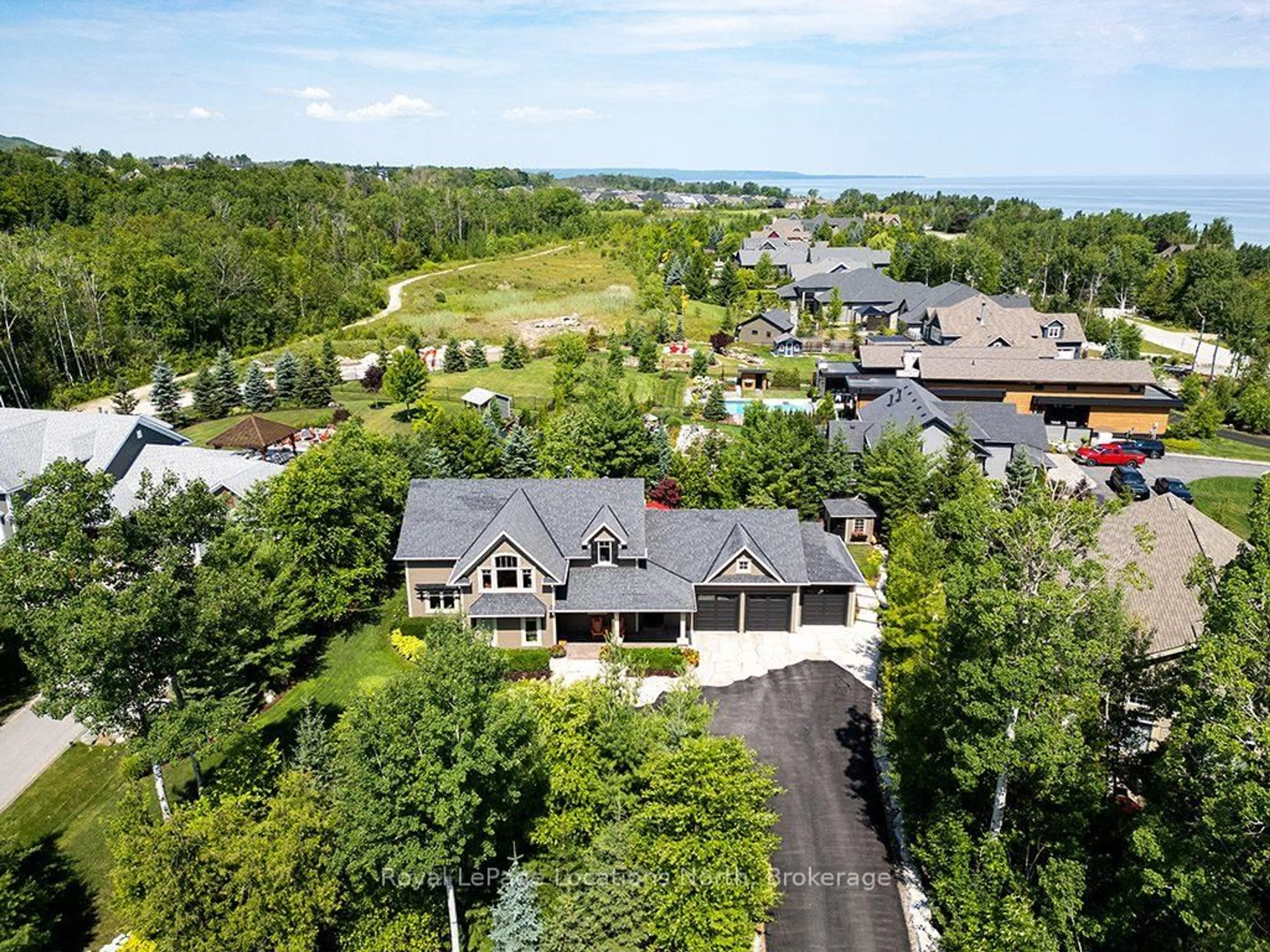 A pic from outside/outdoor area/front of a property/back of a property/a pic from drone, unknown for 376 Sunset Blvd, Blue Mountains Ontario N0H 2P0