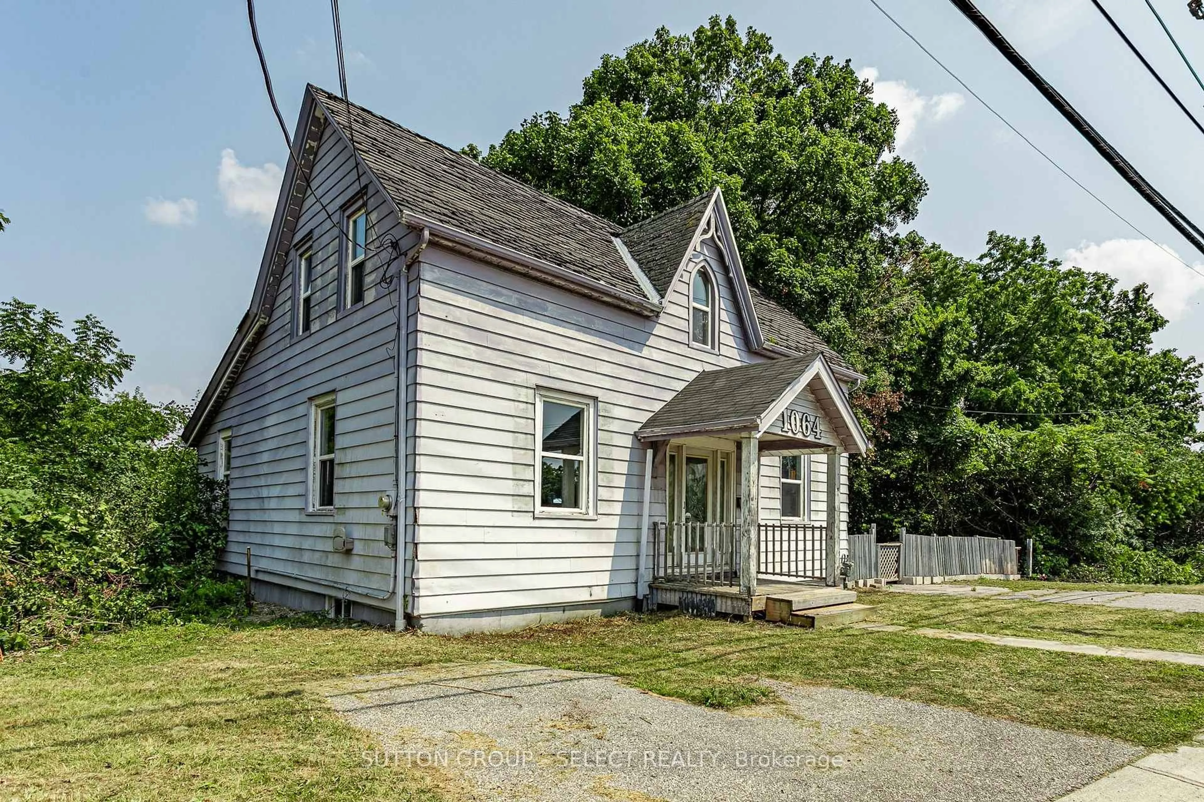 A pic from outside/outdoor area/front of a property/back of a property/a pic from drone, street for 1064 Western Rd, London North Ontario N6G 1G4