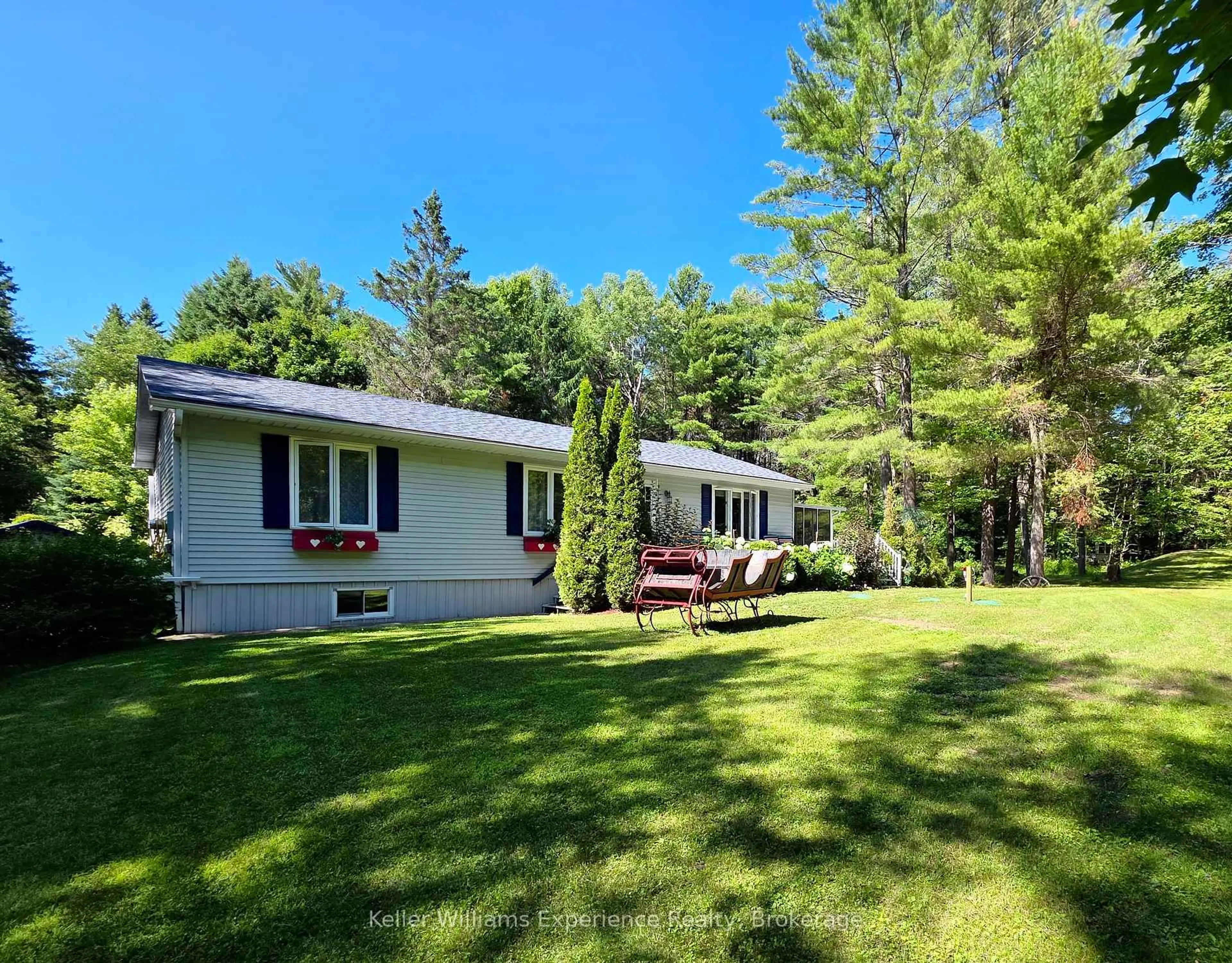 Home with vinyl exterior material, unknown for 1186 Falkenburg Rd, Bracebridge Ontario P1L 1X4