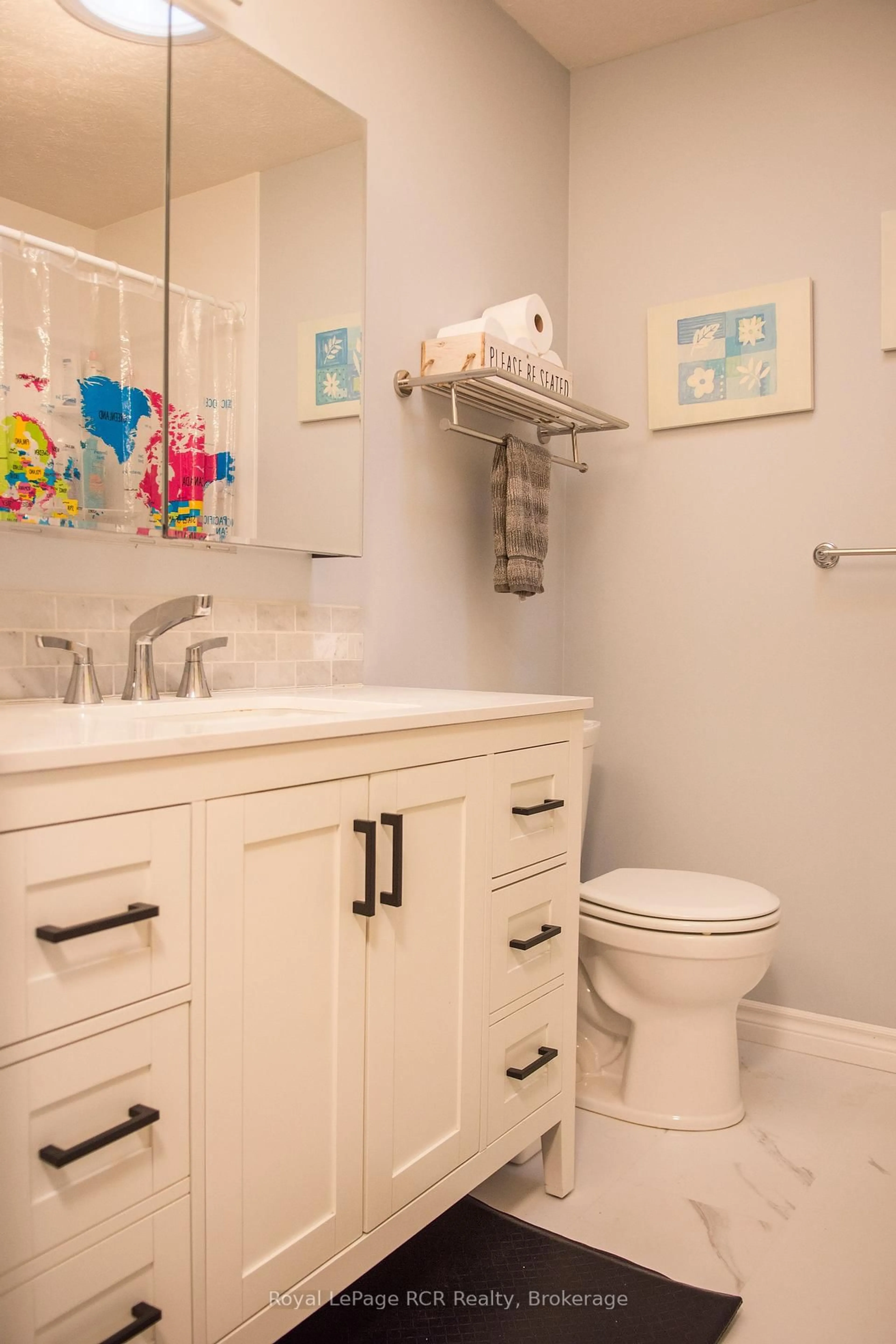 Standard bathroom, ceramic/tile floor for 872 9TH A East Ave, Owen Sound Ontario N4K 6Y6