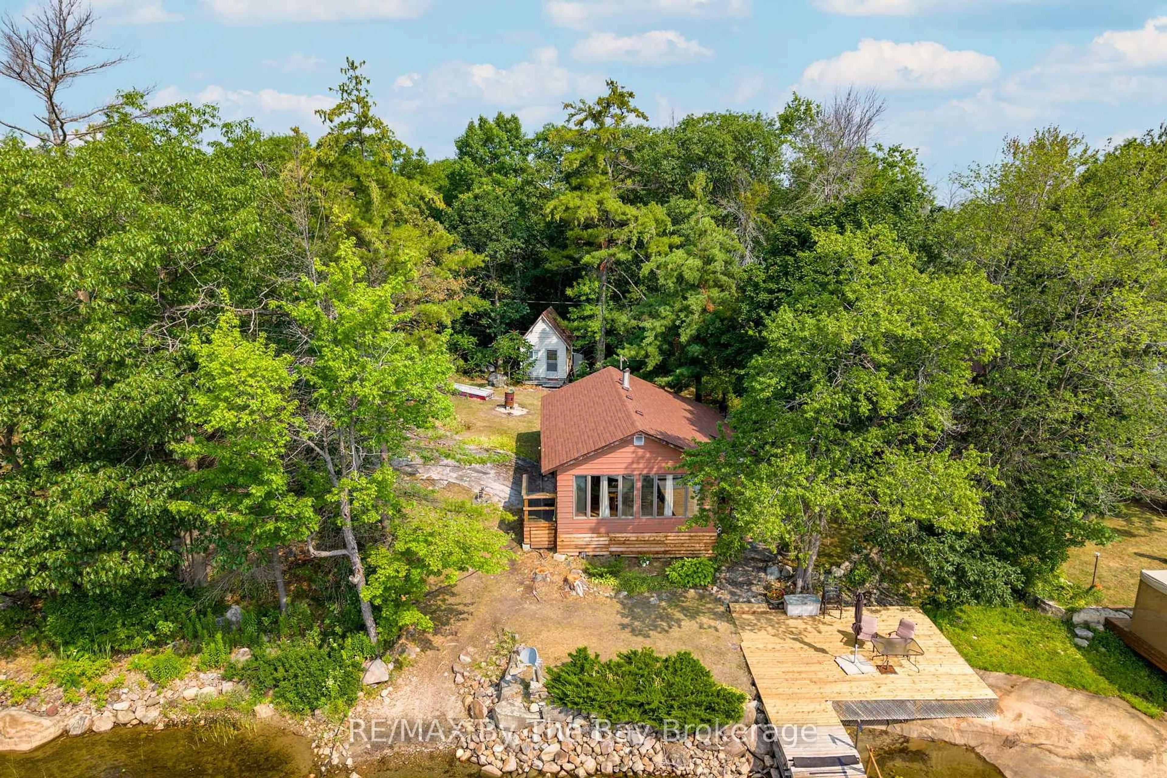 A pic from outside/outdoor area/front of a property/back of a property/a pic from drone, water/lake/river/ocean view for 828 Is 630, Honey Harbour, Georgian Bay Ontario P0E 1E0