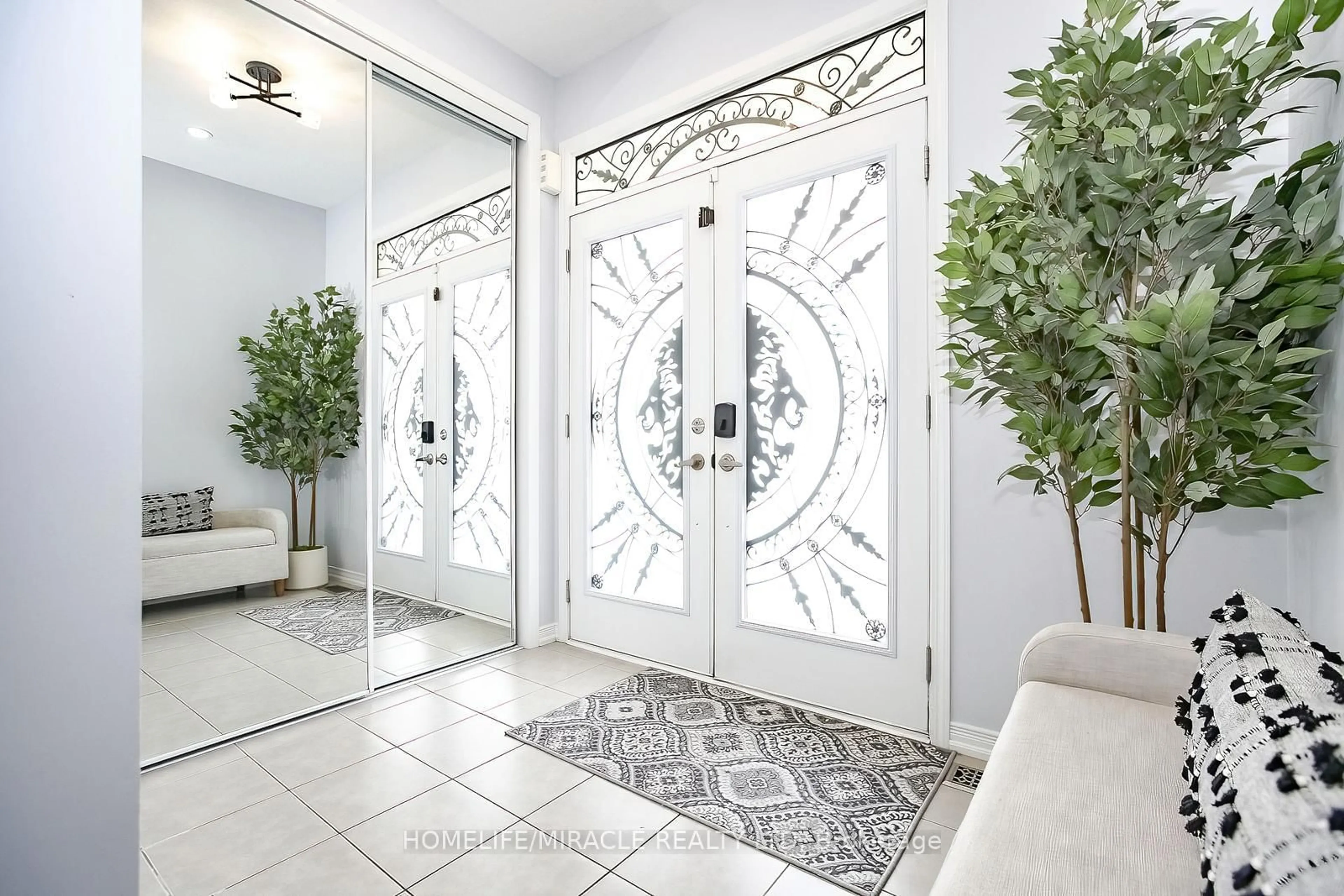 Indoor entryway for 154 Munro Circ, Brantford Ontario N3T 5L6