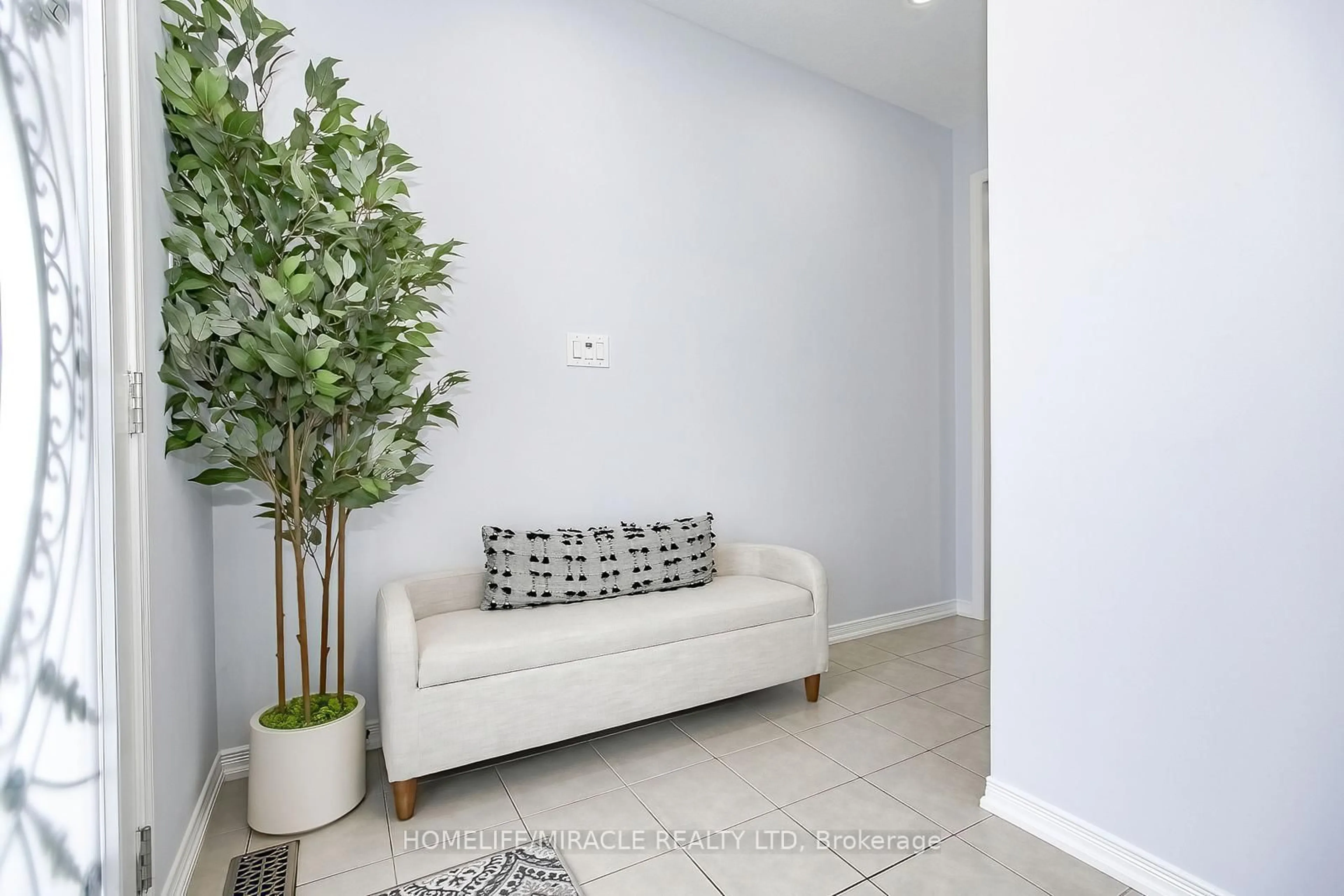 Indoor entryway for 154 Munro Circ, Brantford Ontario N3T 5L6