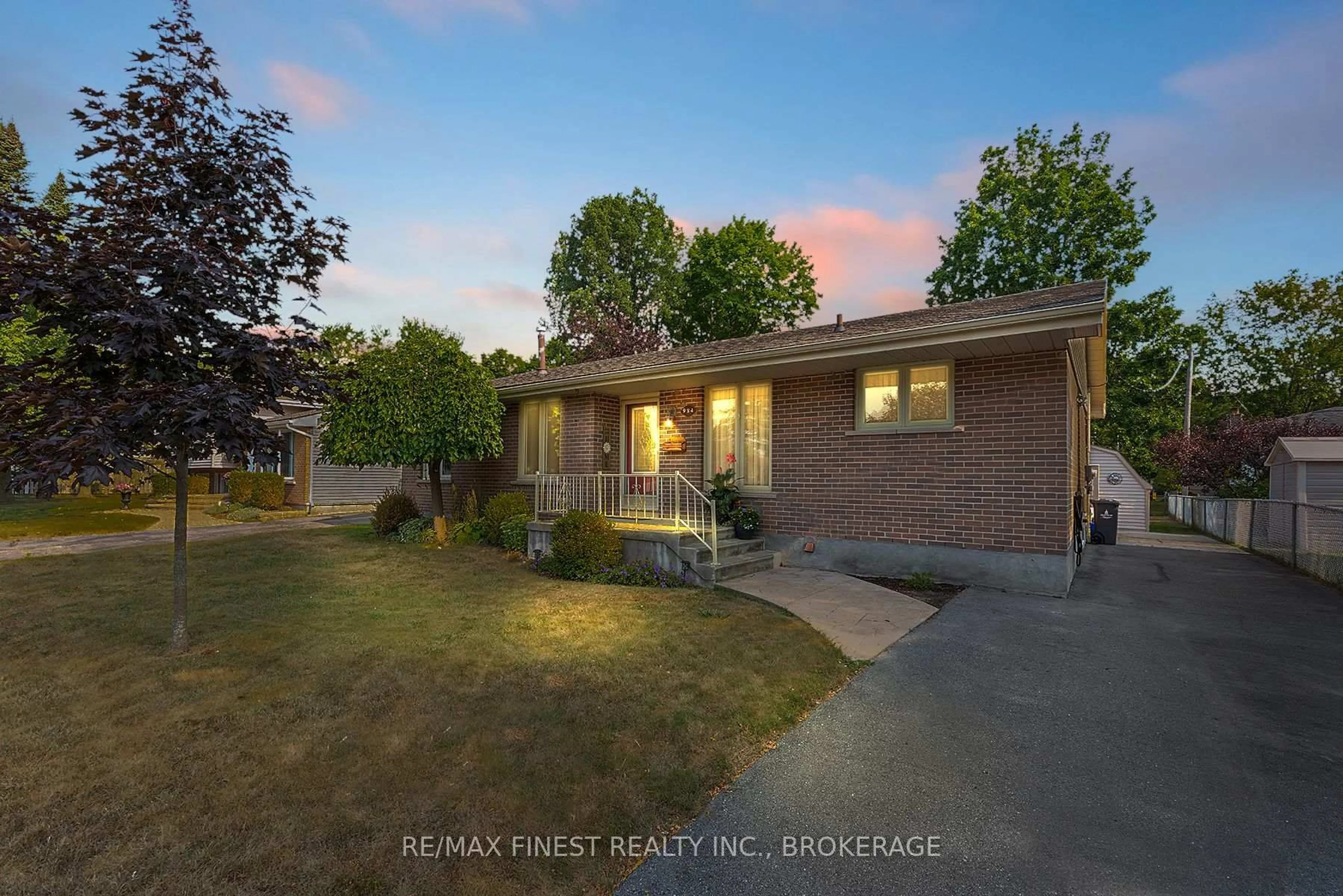 A pic from outside/outdoor area/front of a property/back of a property/a pic from drone, street for 984 Lincoln Dr, Kingston Ontario K7M 6N9