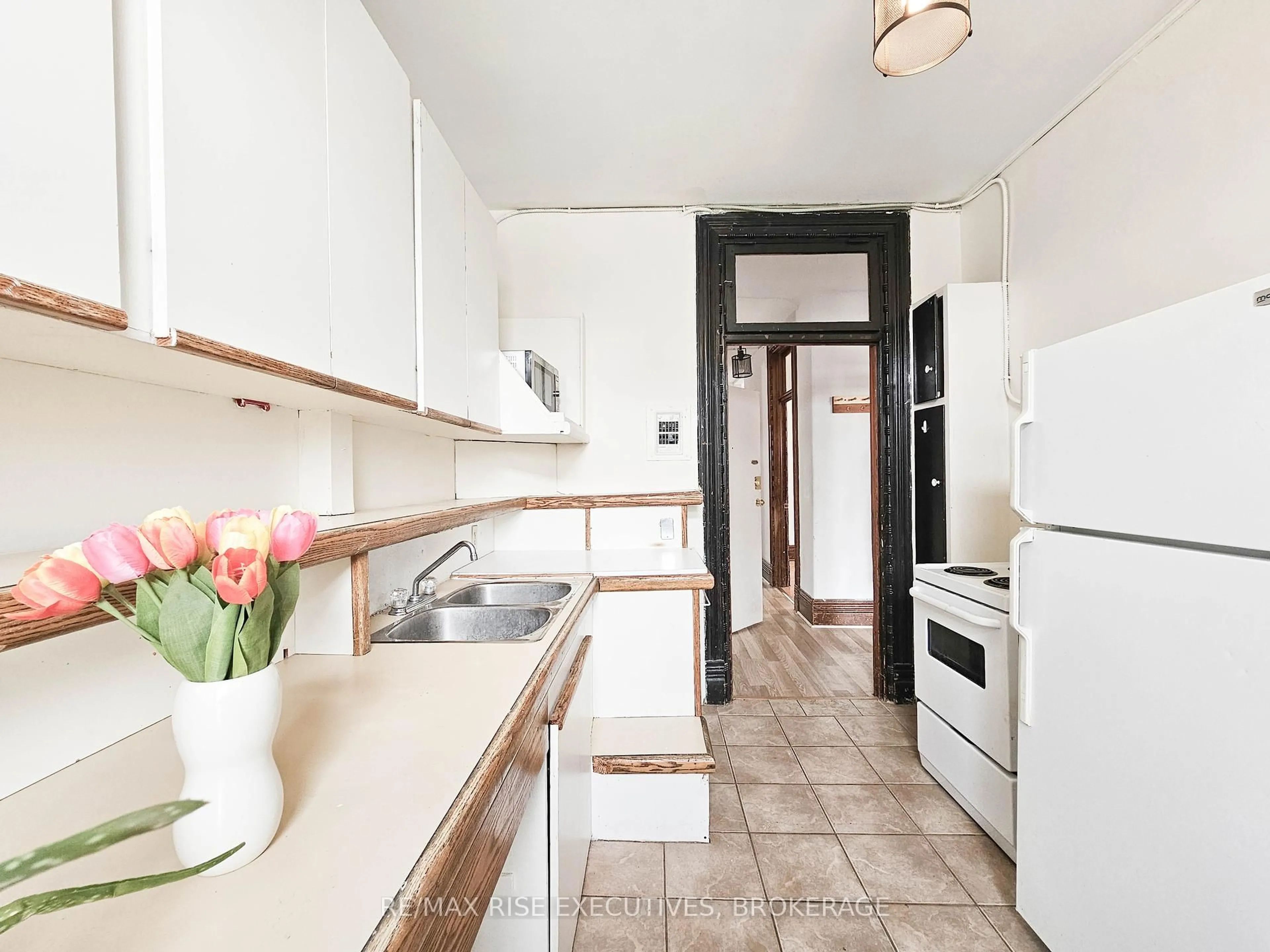 Standard kitchen, ceramic/tile floor for 307 Alfred St, Kingston Ontario K7L 3S4