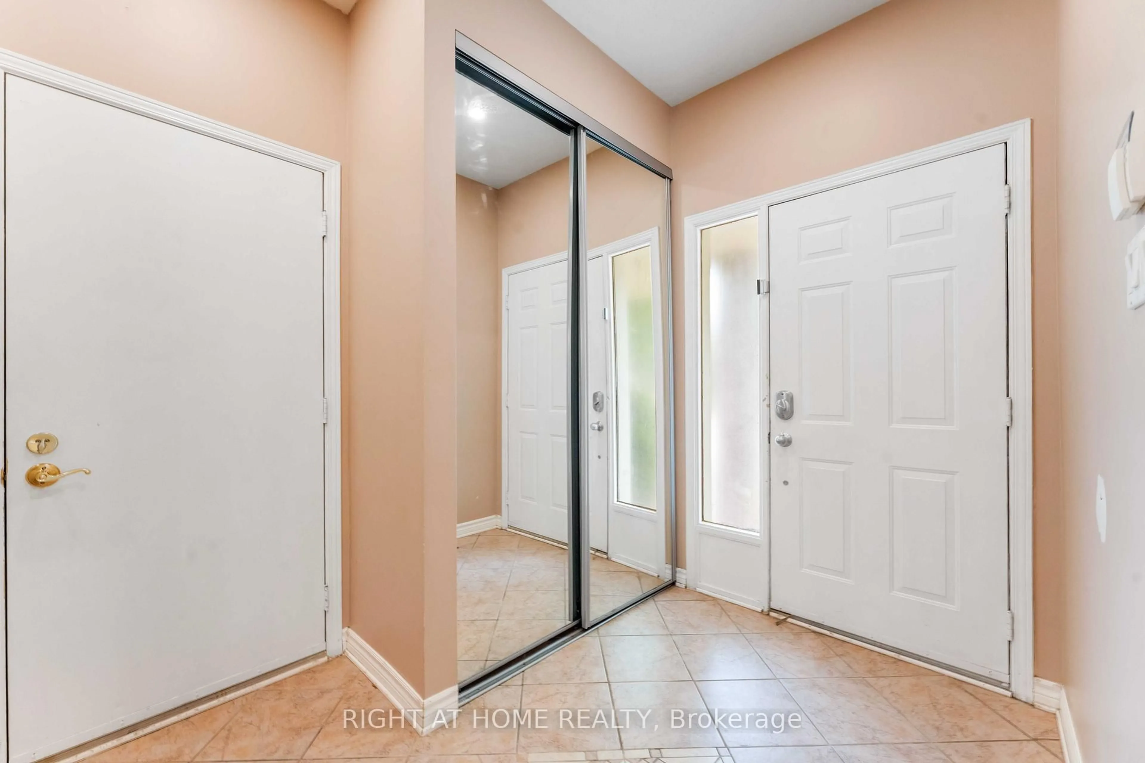 Indoor entryway for 373 Stoneway Dr, Ottawa Ontario K2G 6G8