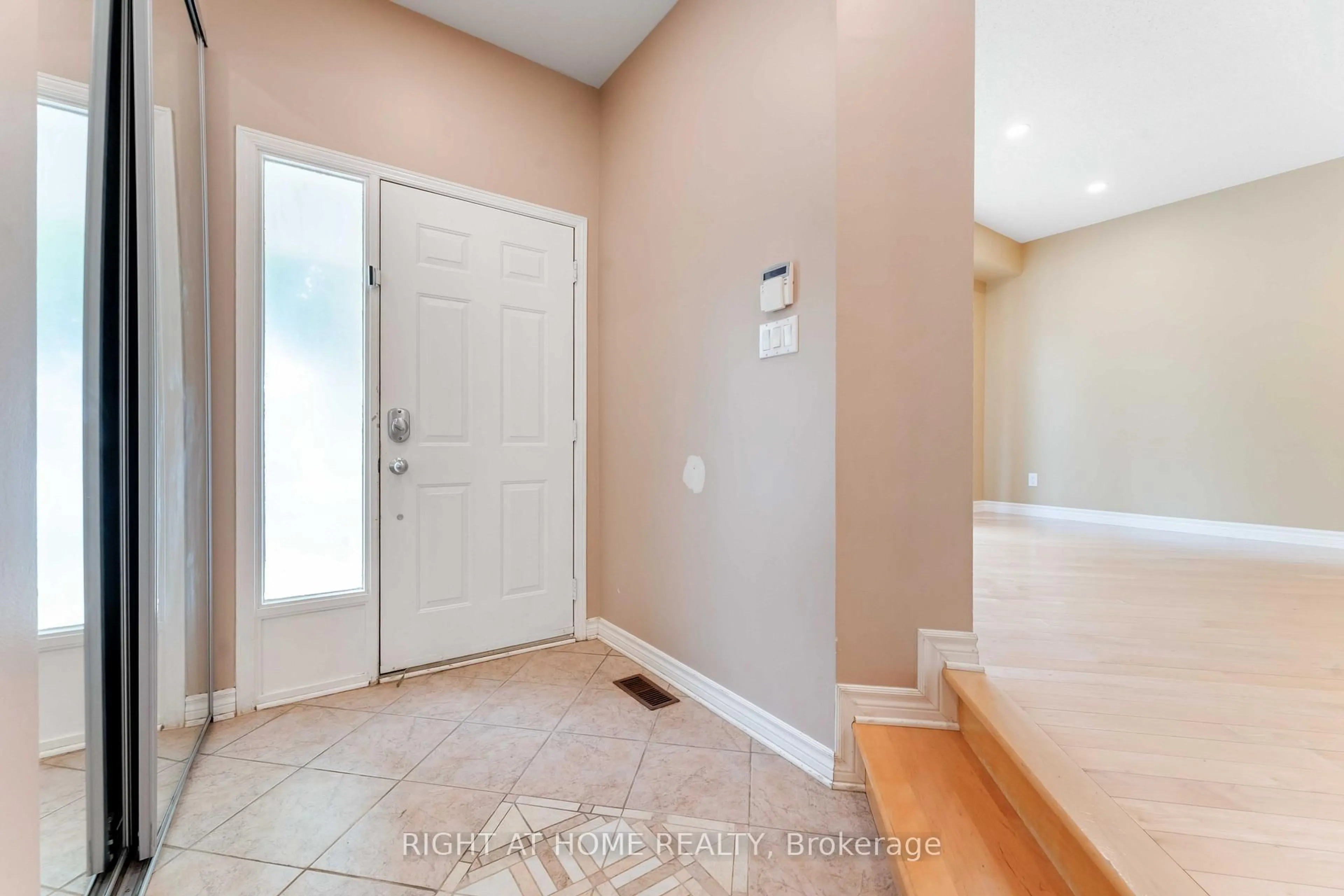 Indoor entryway for 373 Stoneway Dr, Ottawa Ontario K2G 6G8