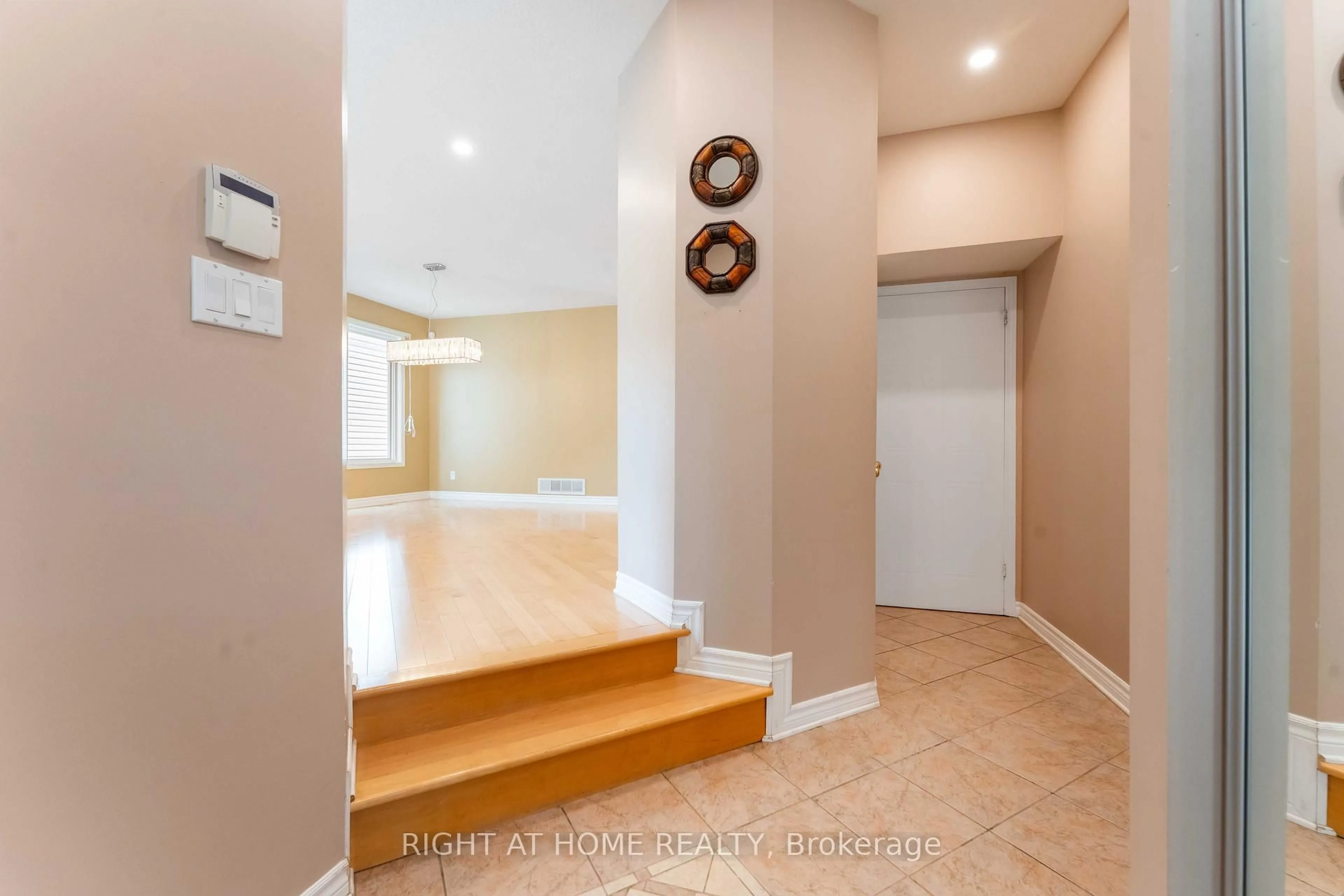 Indoor entryway for 373 Stoneway Dr, Ottawa Ontario K2G 6G8