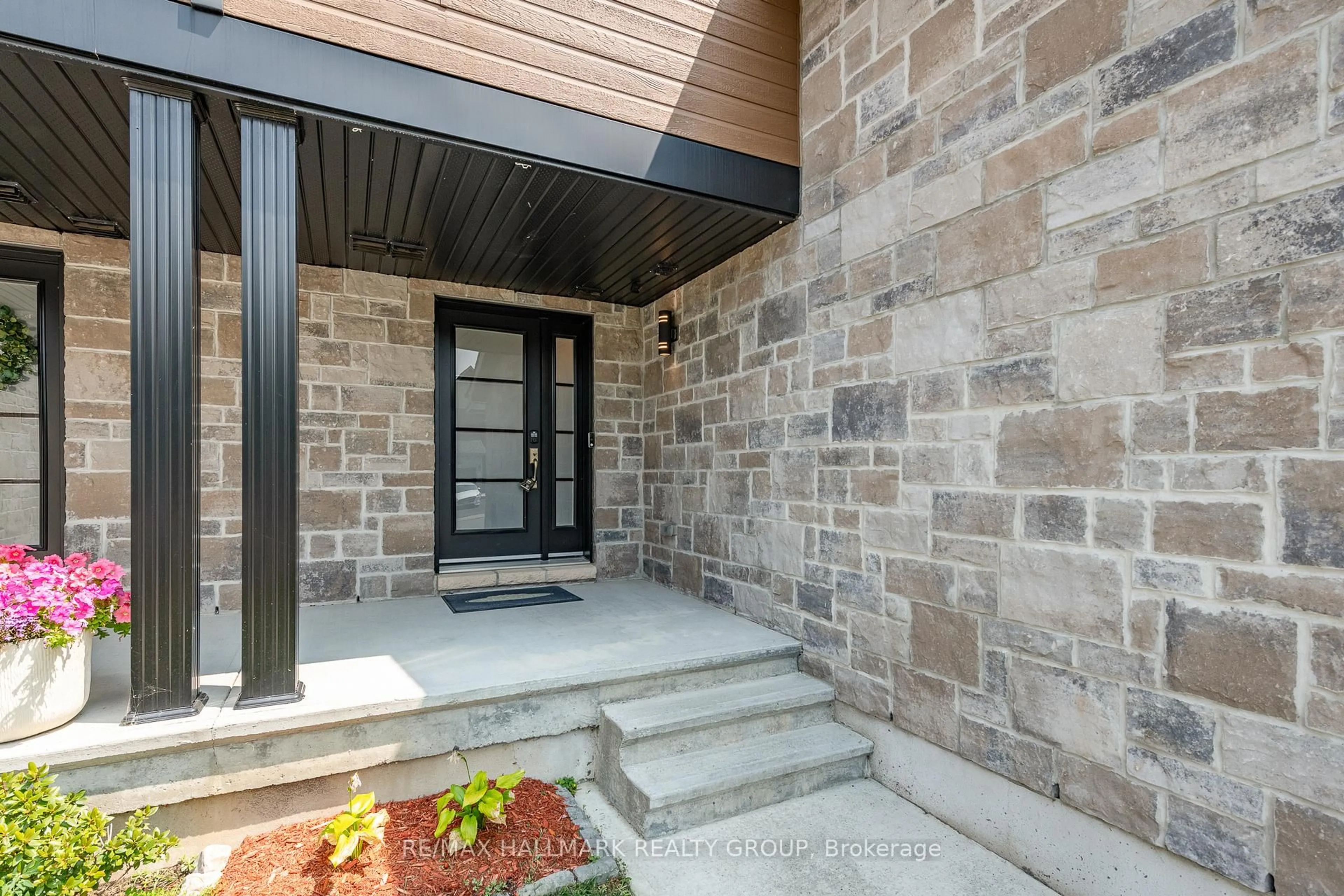 Indoor entryway for 321 Twilight Ave, Russell Ontario K4R 0E3