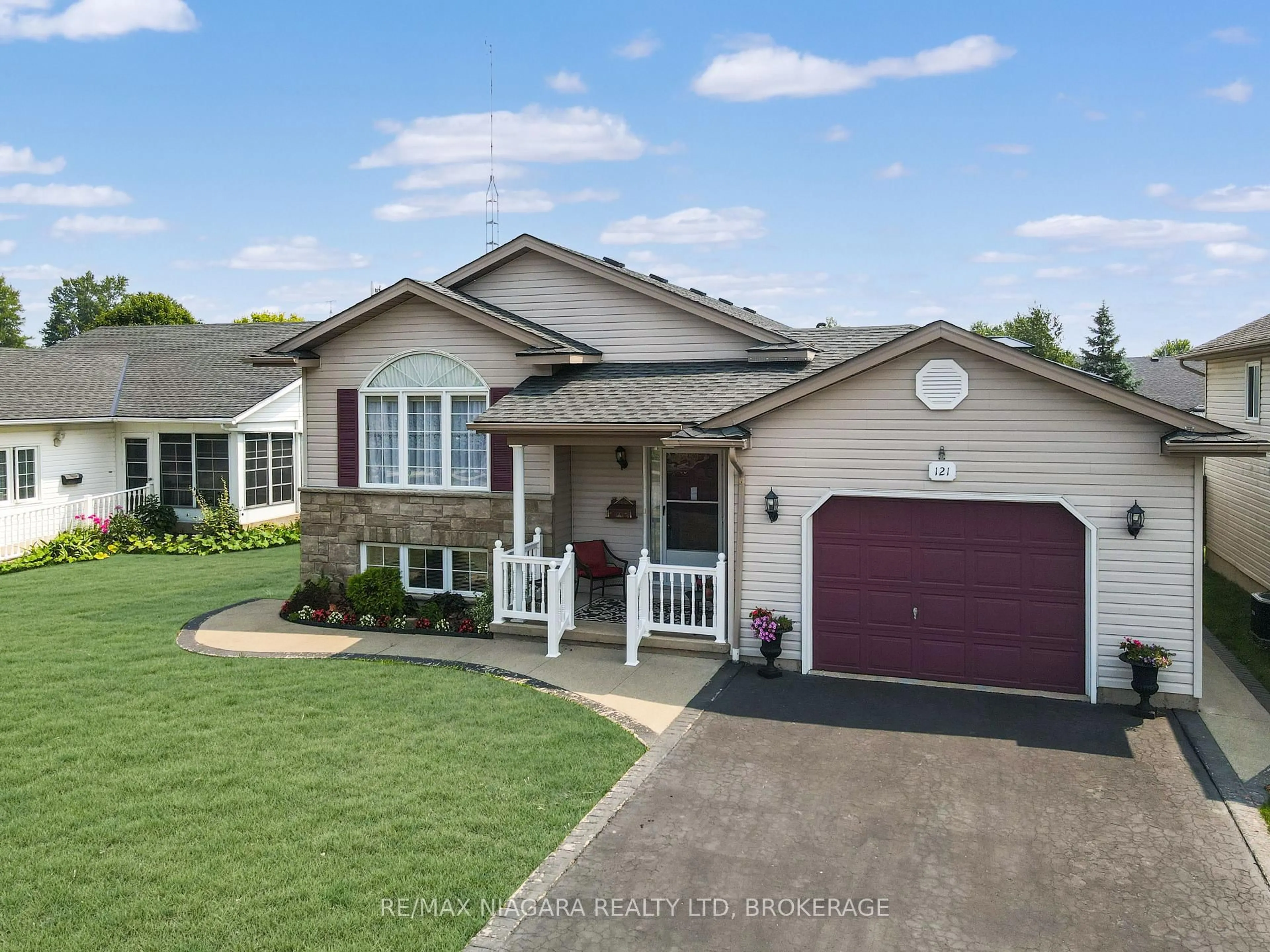 Home with vinyl exterior material, street for 121 Rochelle Cres, Fort Erie Ontario L0S 1N0