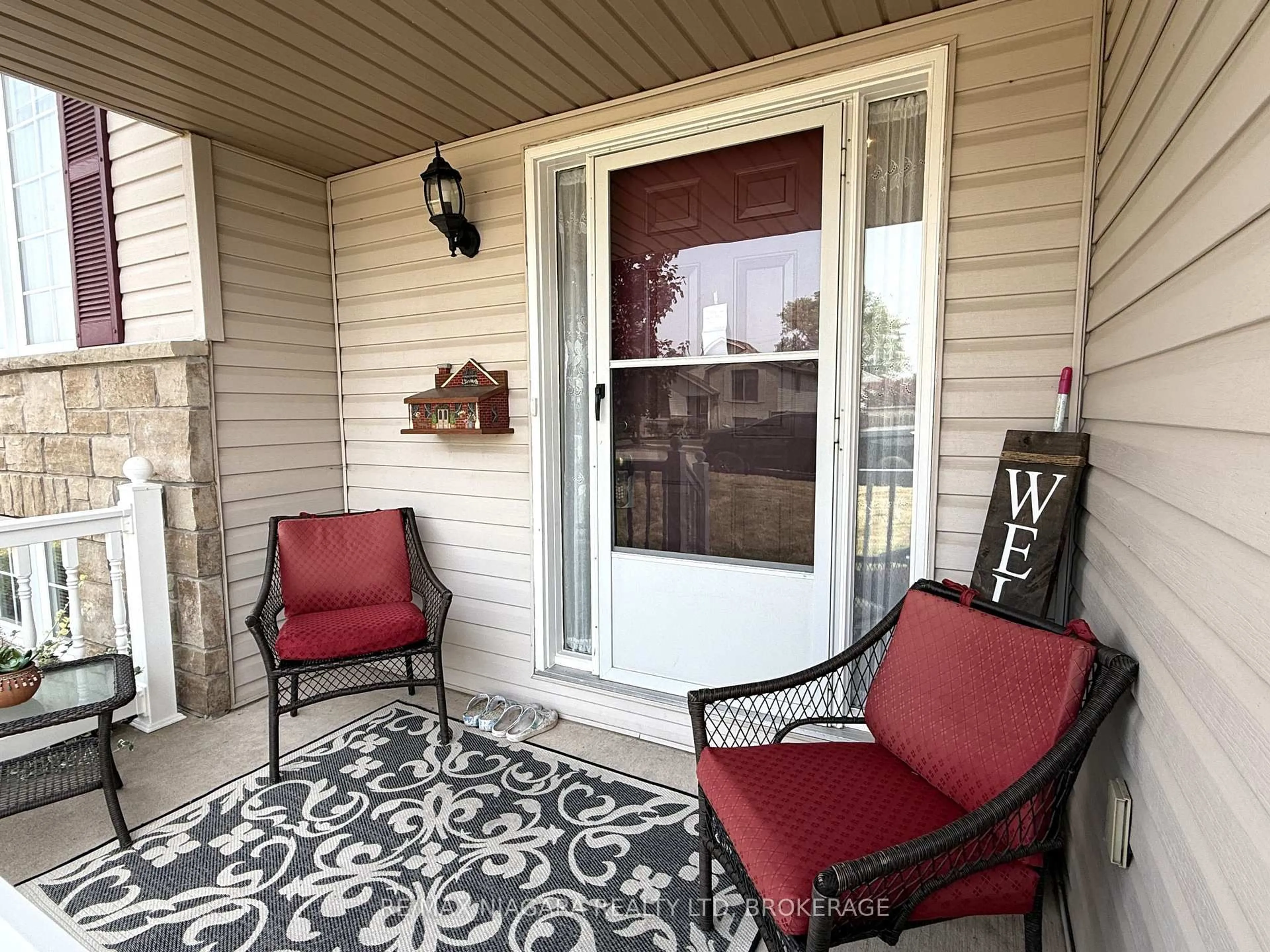 Indoor entryway for 121 Rochelle Cres, Fort Erie Ontario L0S 1N0