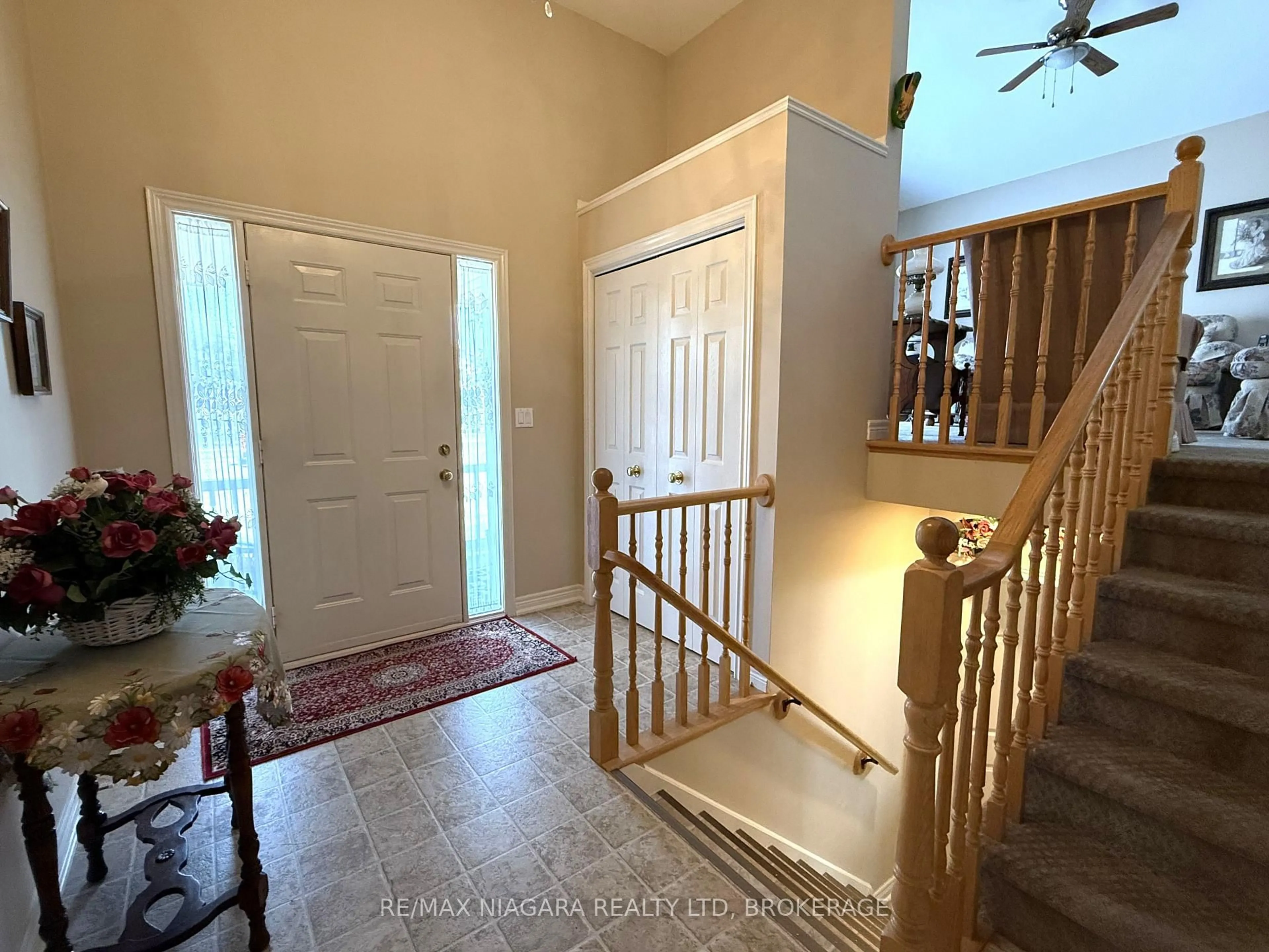Indoor entryway for 121 Rochelle Cres, Fort Erie Ontario L0S 1N0
