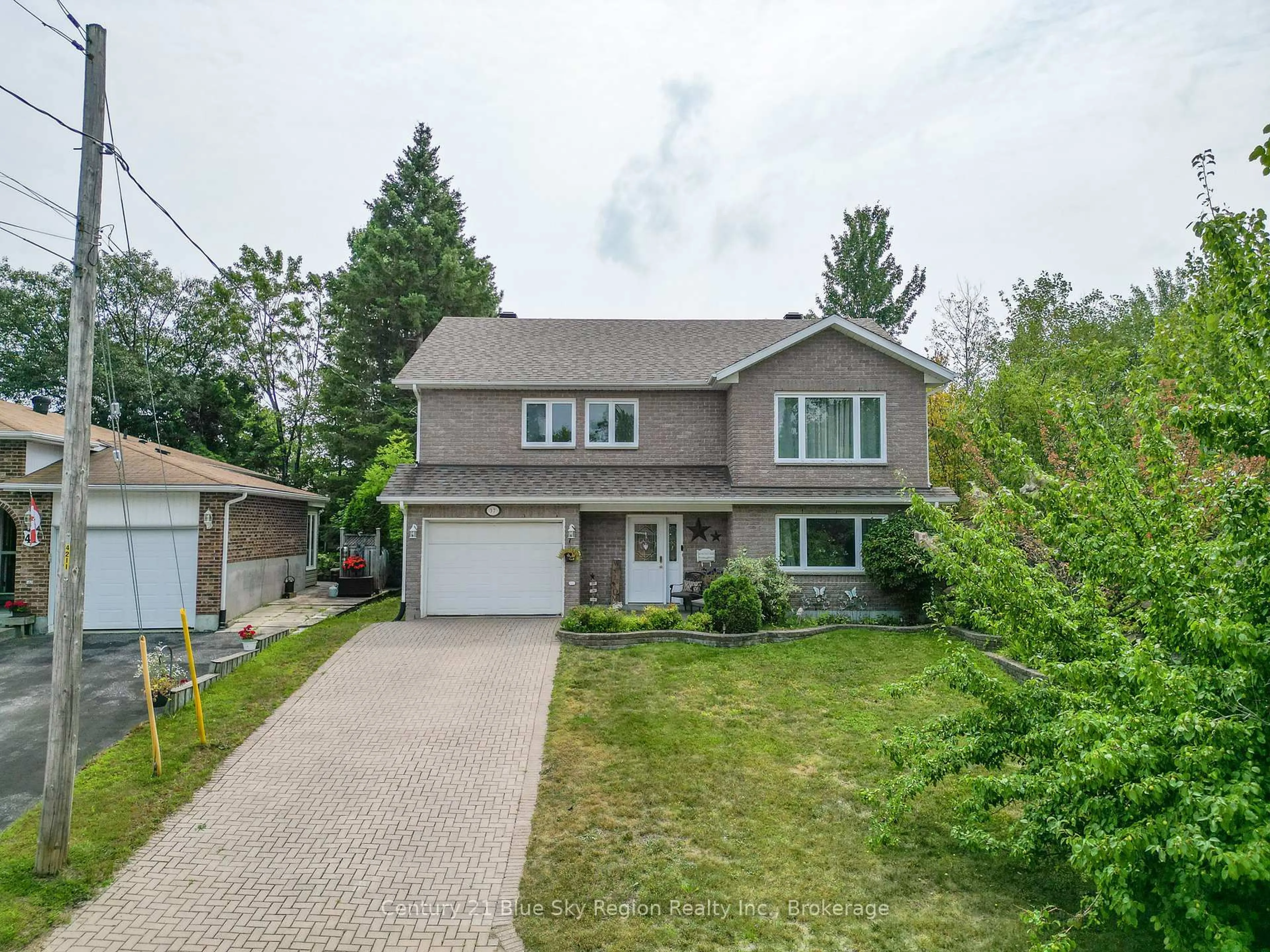 A pic from outside/outdoor area/front of a property/back of a property/a pic from drone, street for 37 Shallot Cres, North Bay Ontario P1A 3V7
