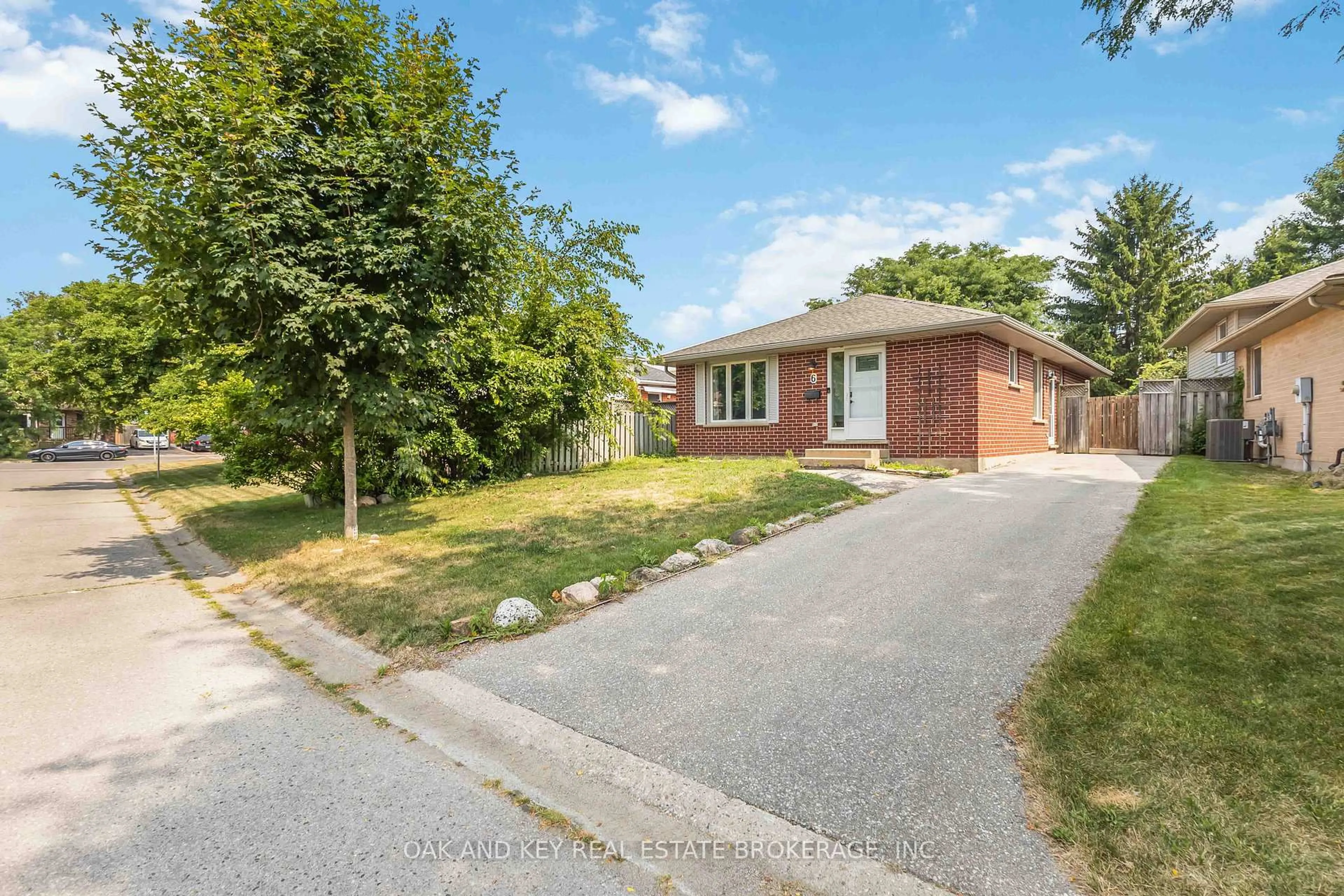 A pic from outside/outdoor area/front of a property/back of a property/a pic from drone, street for 6 WEYMOUTH Dr, London East Ontario N5V 4E7