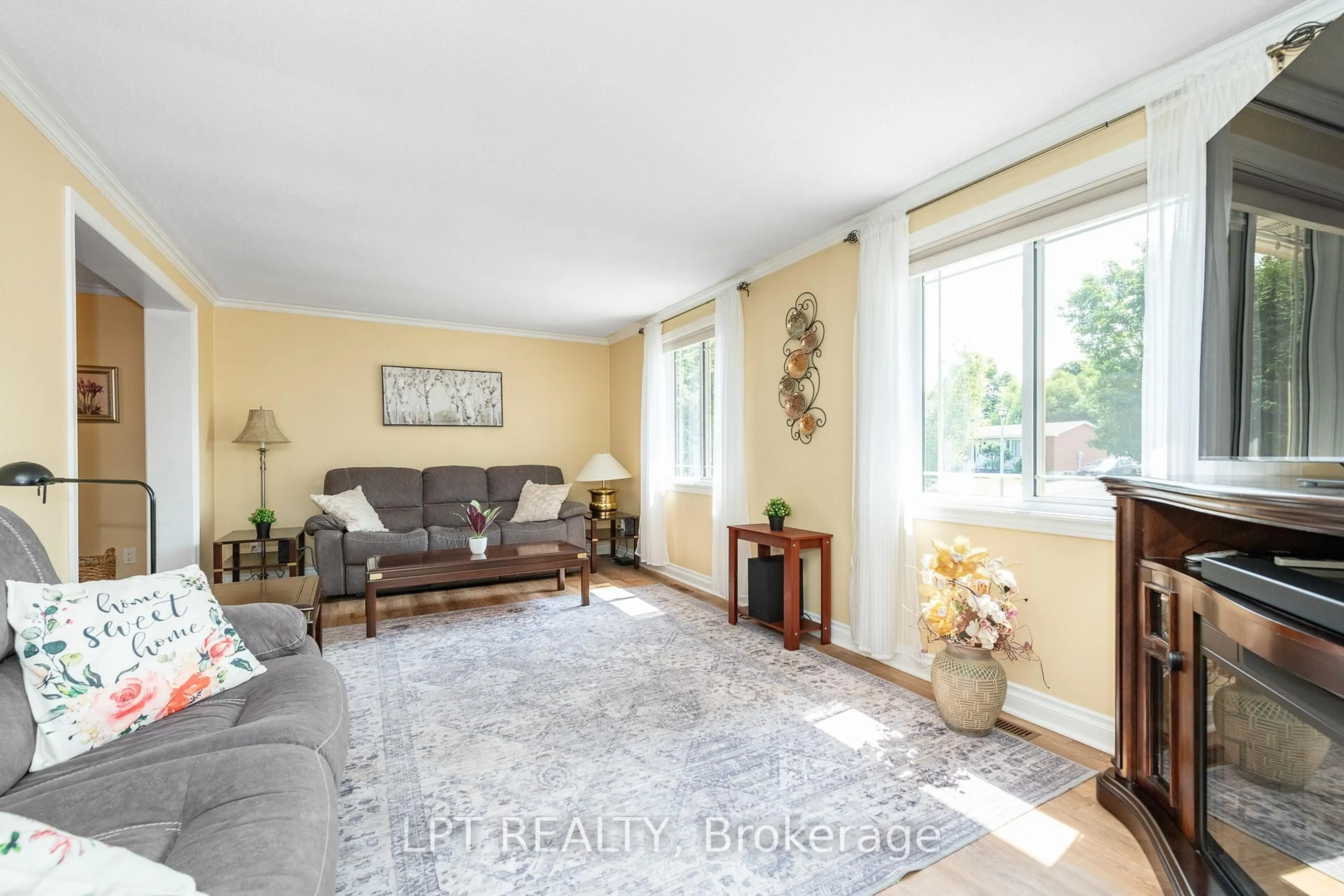 Living room with furniture, unknown for 9 Dallaire Cres, Richmond Ontario K0A 2Z0