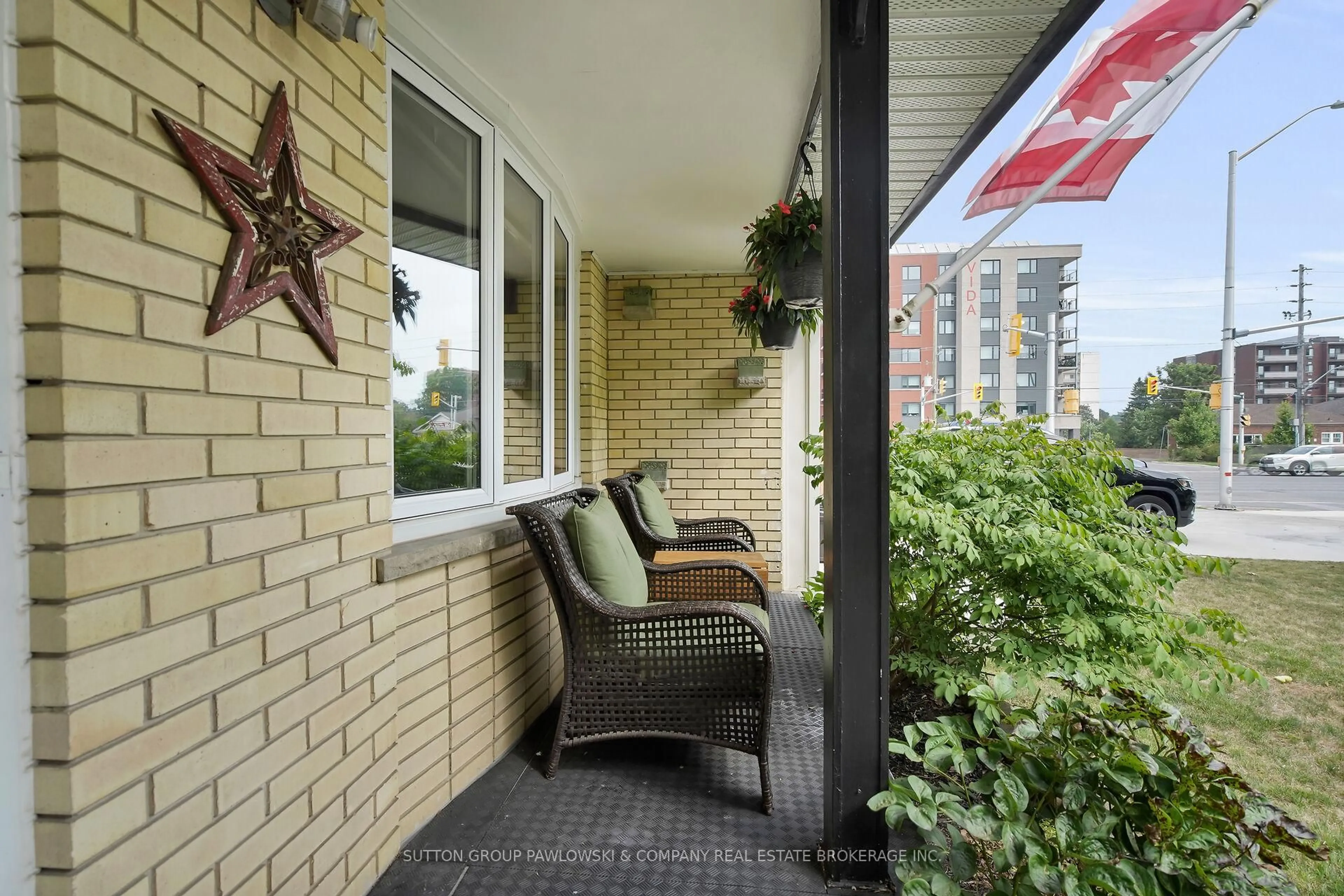 Patio, street for 539 Viscount Rd, London South Ontario N6J 2Y1