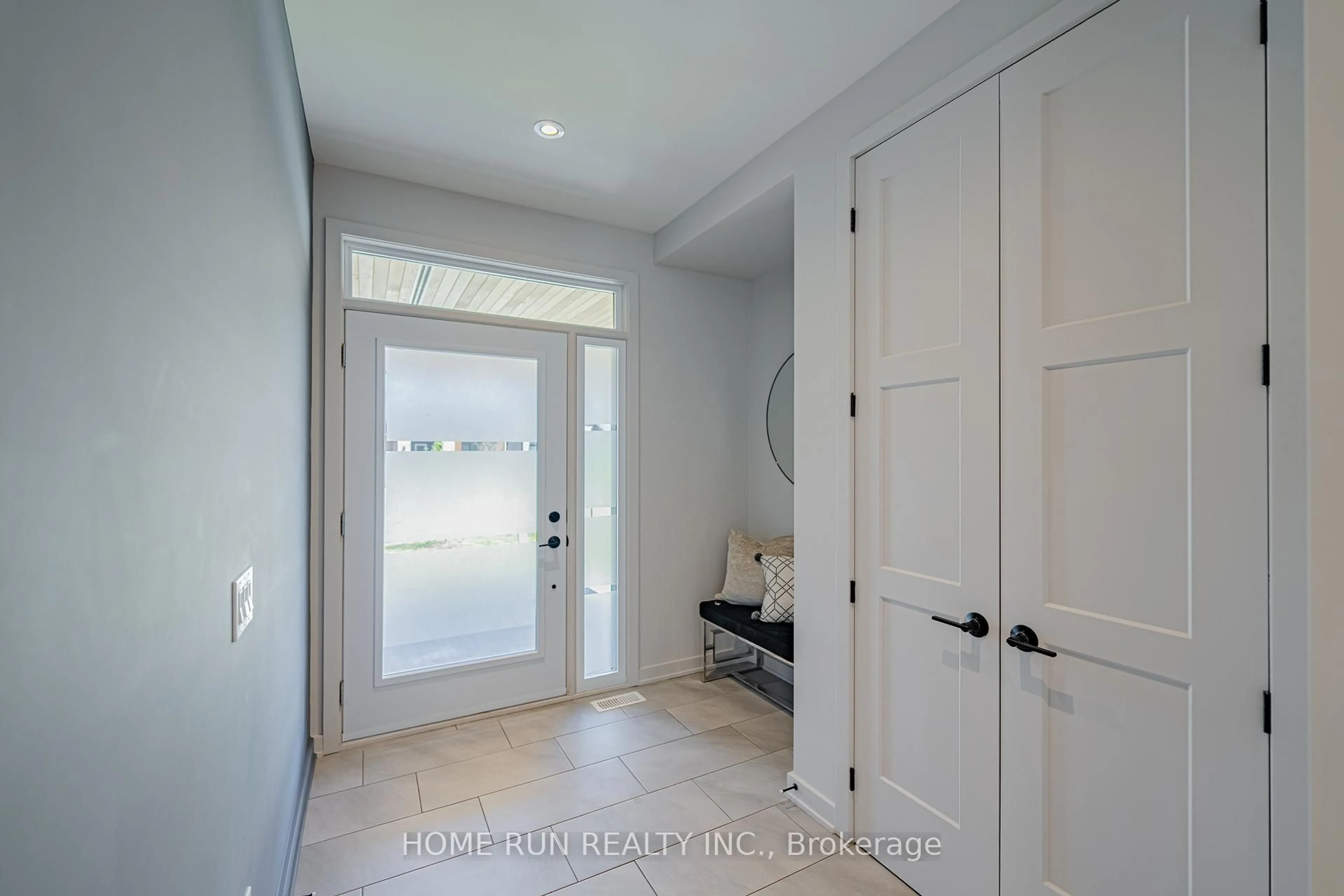 Indoor entryway for 530 Tenor Rdge, Ottawa Ontario K4M 0P9