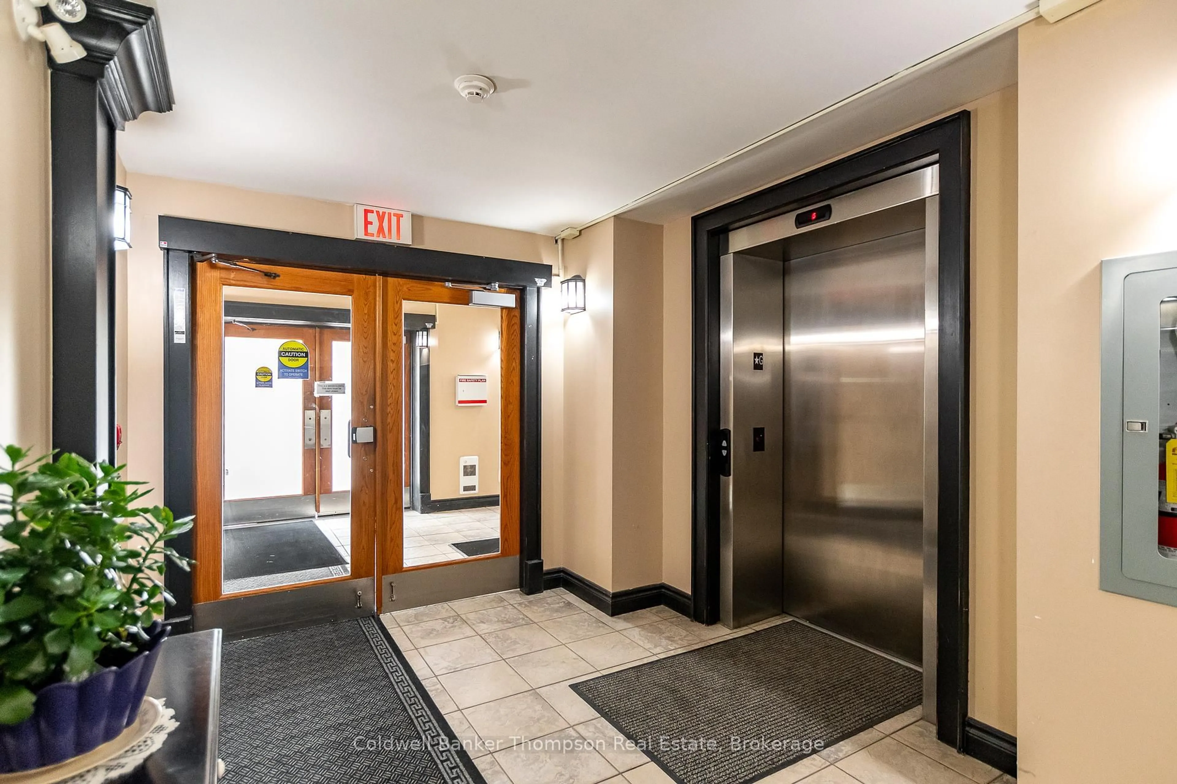 Indoor foyer for 24 Dairy Lane #101, Huntsville Ontario P1H 0A4