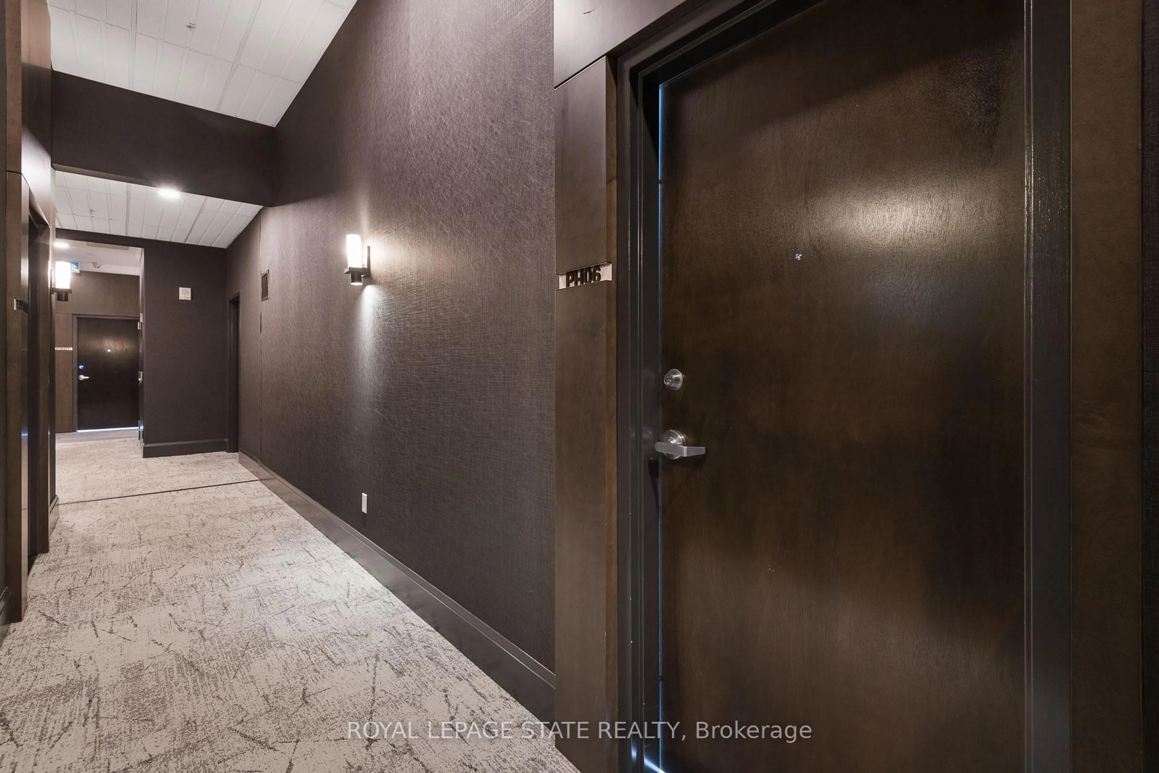 Indoor foyer for 112 King St #PH6, Hamilton Ontario L8N 1A8