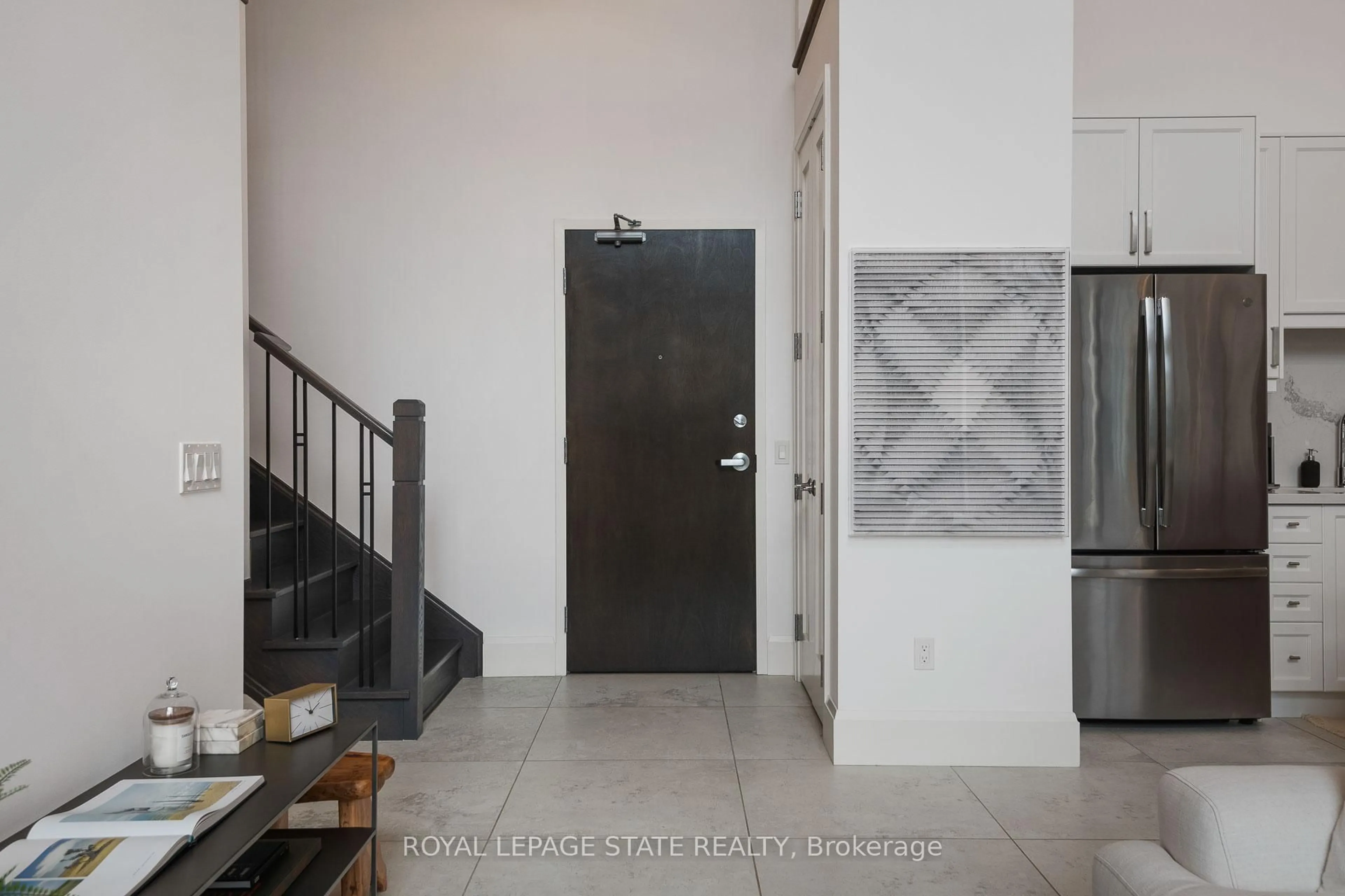 Indoor foyer for 112 King St #PH6, Hamilton Ontario L8N 1A8