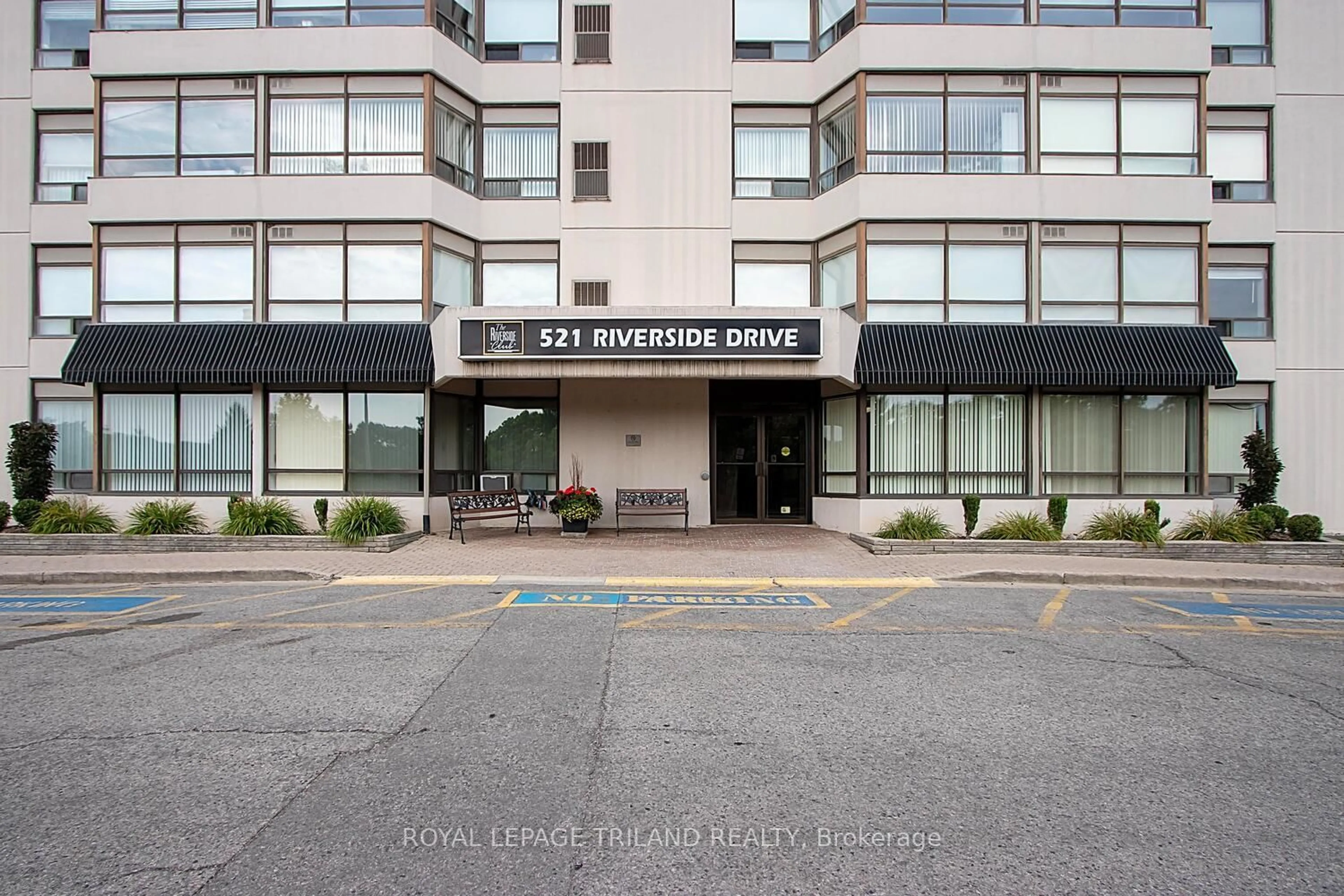 Indoor foyer for 521 Riverside Dr #412, London North Ontario N6H 5E2