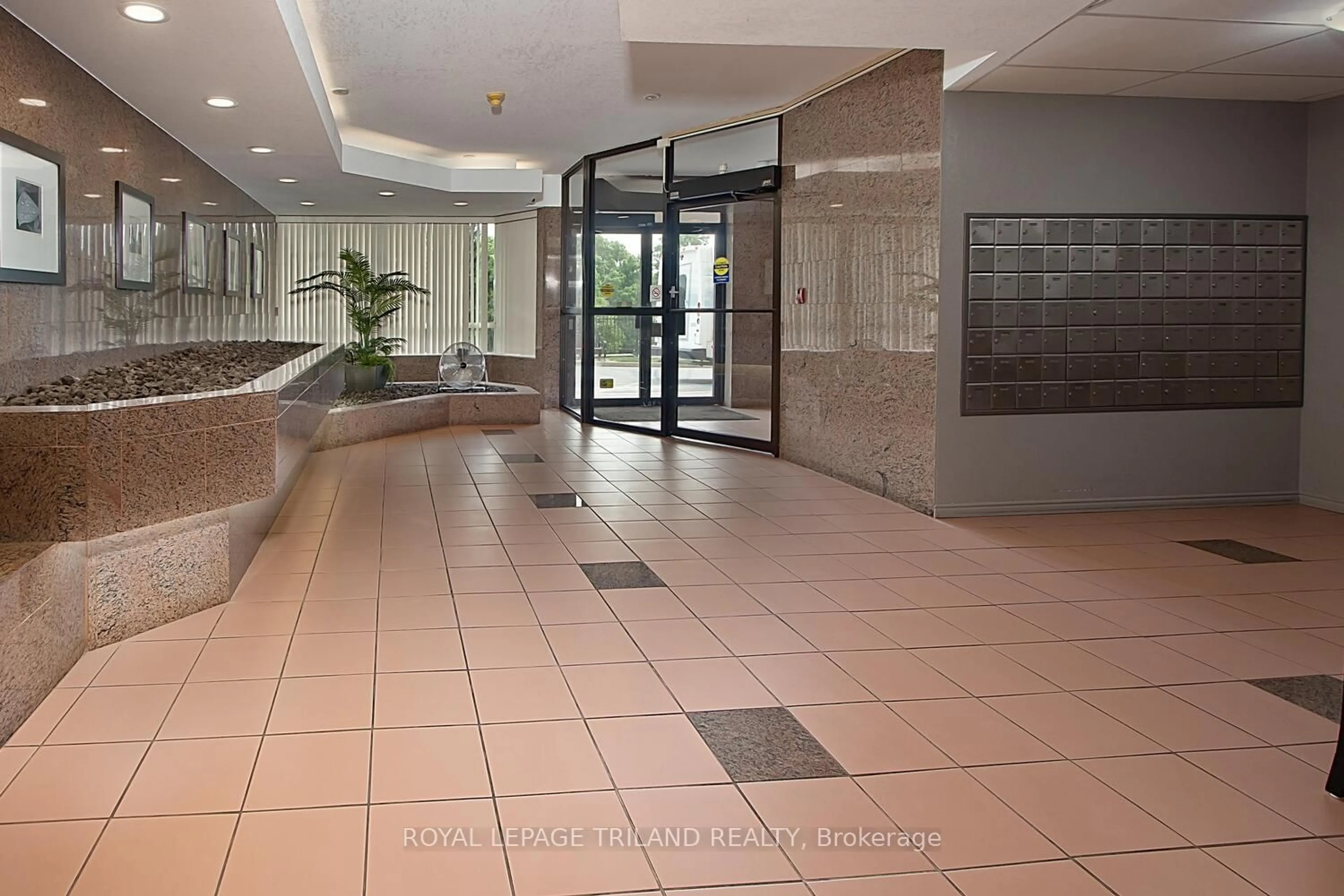 Indoor foyer for 521 Riverside Dr #412, London North Ontario N6H 5E2