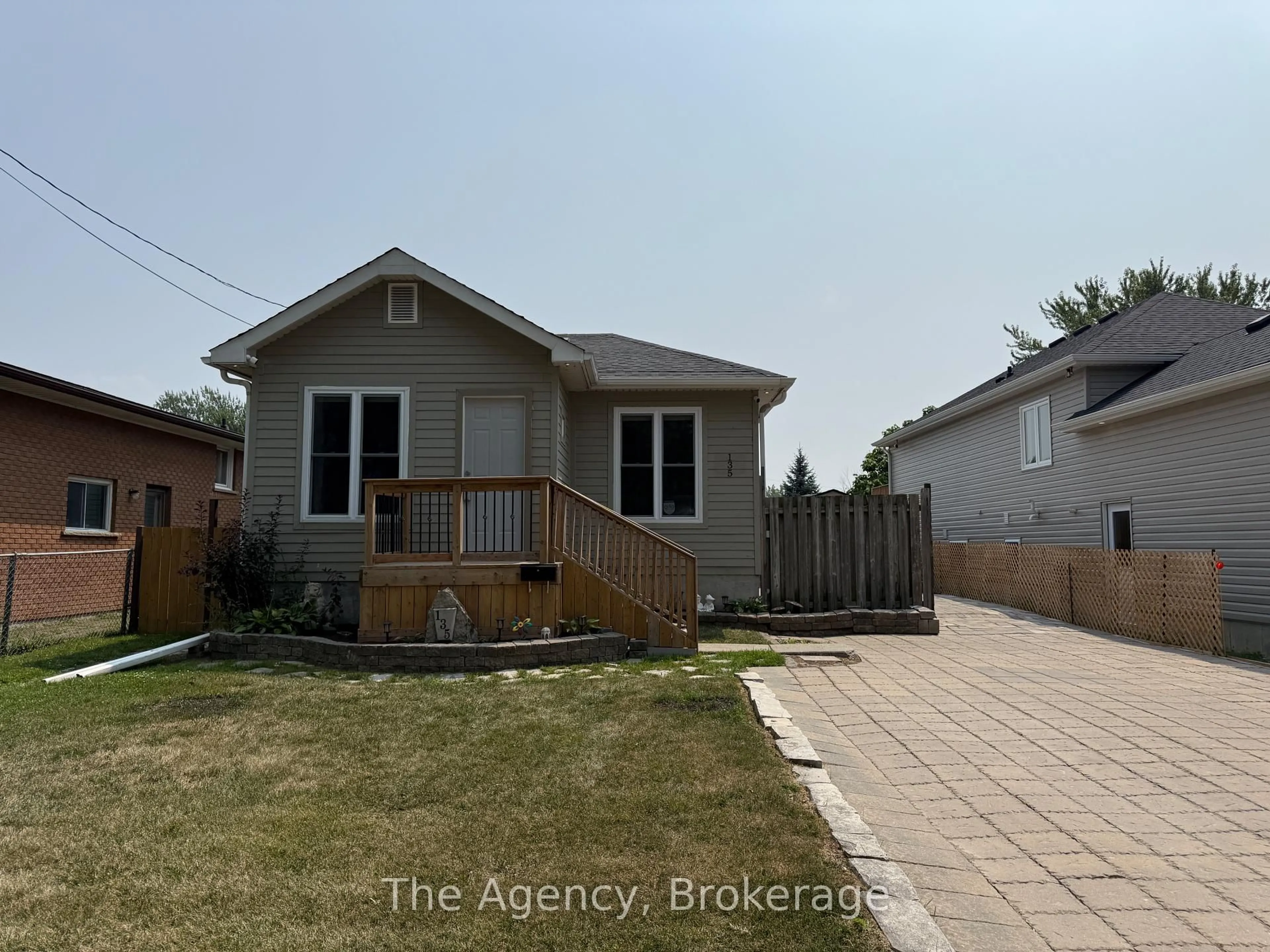 A pic from outside/outdoor area/front of a property/back of a property/a pic from drone, street for 135 St George St, Welland Ontario L3C 5N7
