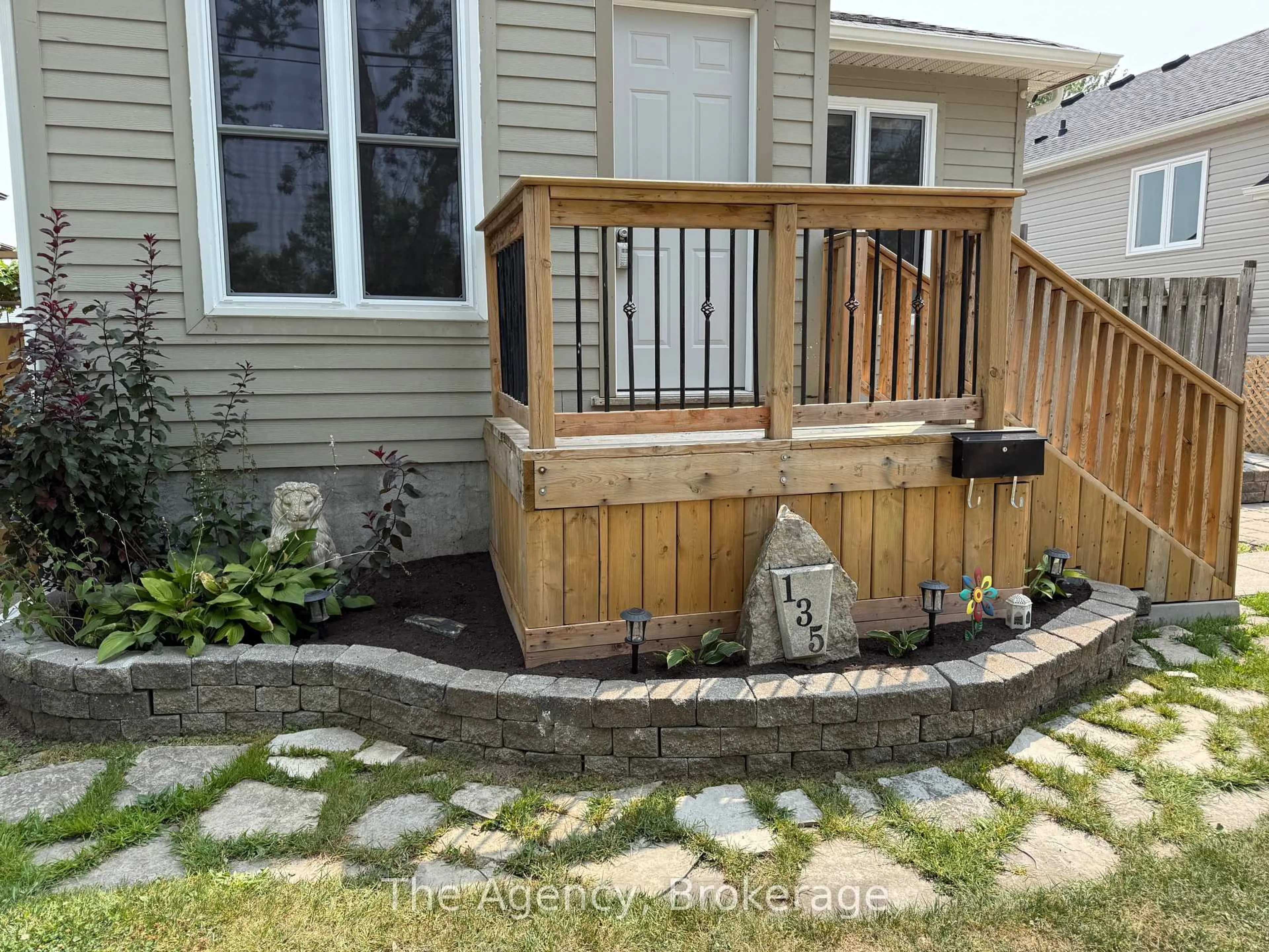 Patio, street for 135 St George St, Welland Ontario L3C 5N7