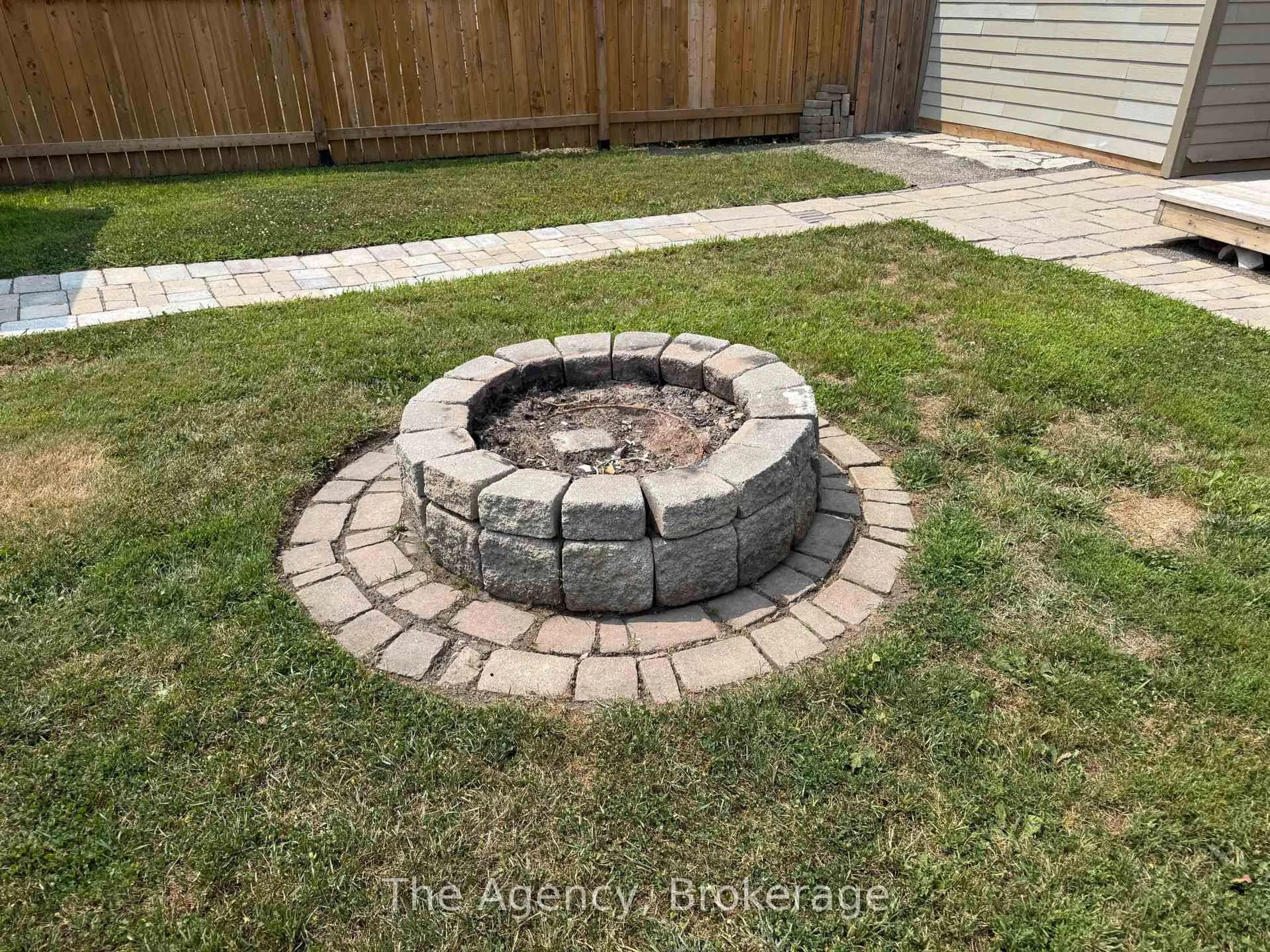 Patio, street for 135 St George St, Welland Ontario L3C 5N7