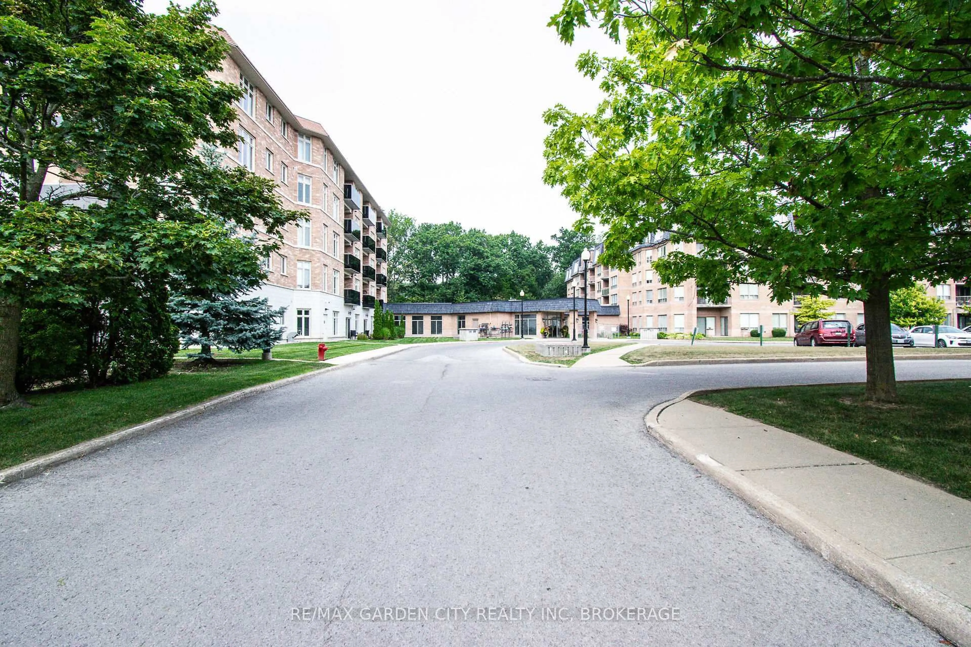 Patio, street for 8111 Forest Glen Dr #320, Niagara Falls Ontario L2H 2Y7