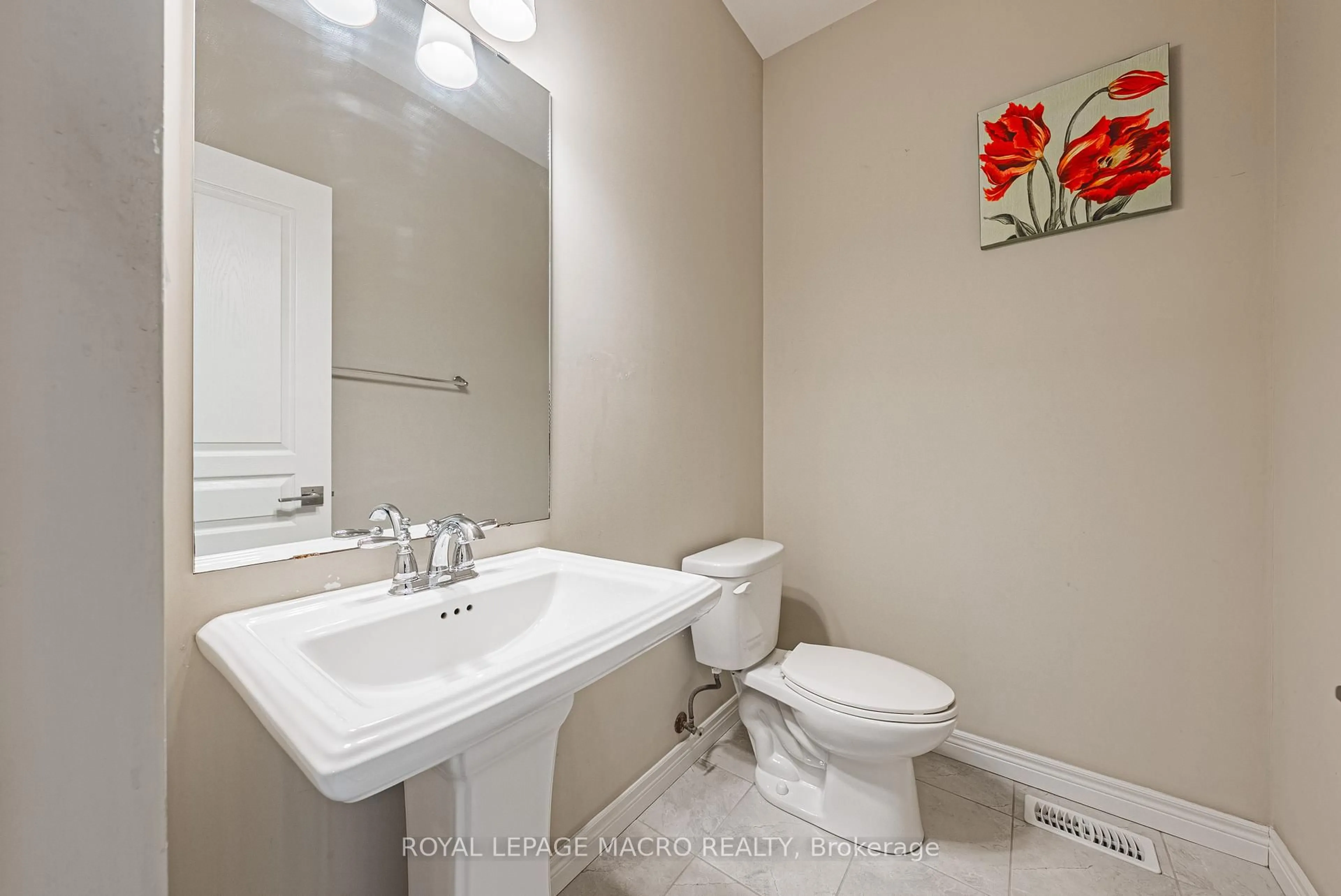 Standard bathroom, ceramic/tile floor for 224 Pumpkin Pass, Hamilton Ontario L0R 1C0