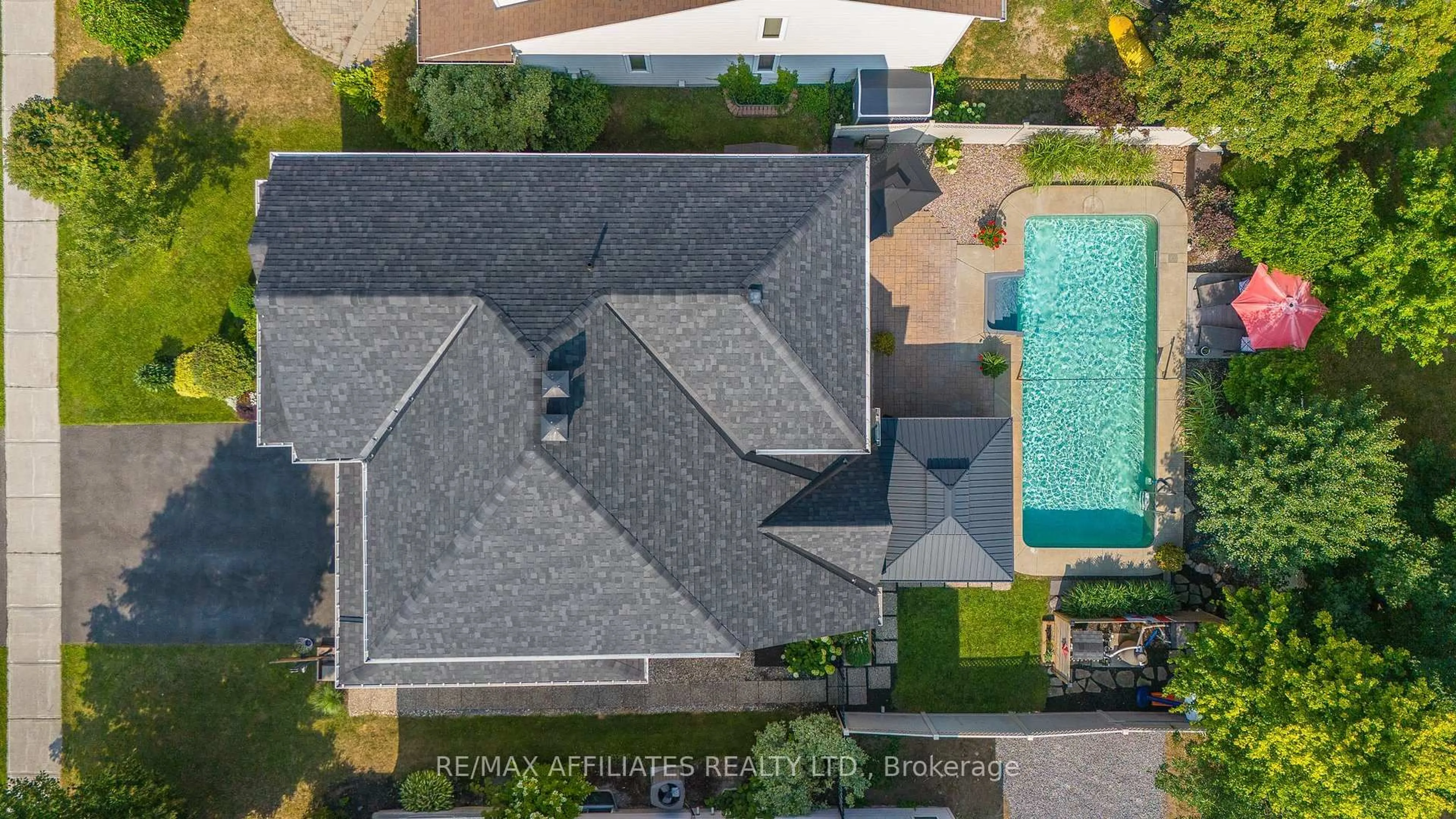 A pic from outside/outdoor area/front of a property/back of a property/a pic from drone, street for 30 Baywood Dr, Ottawa Ontario K2S 2G2