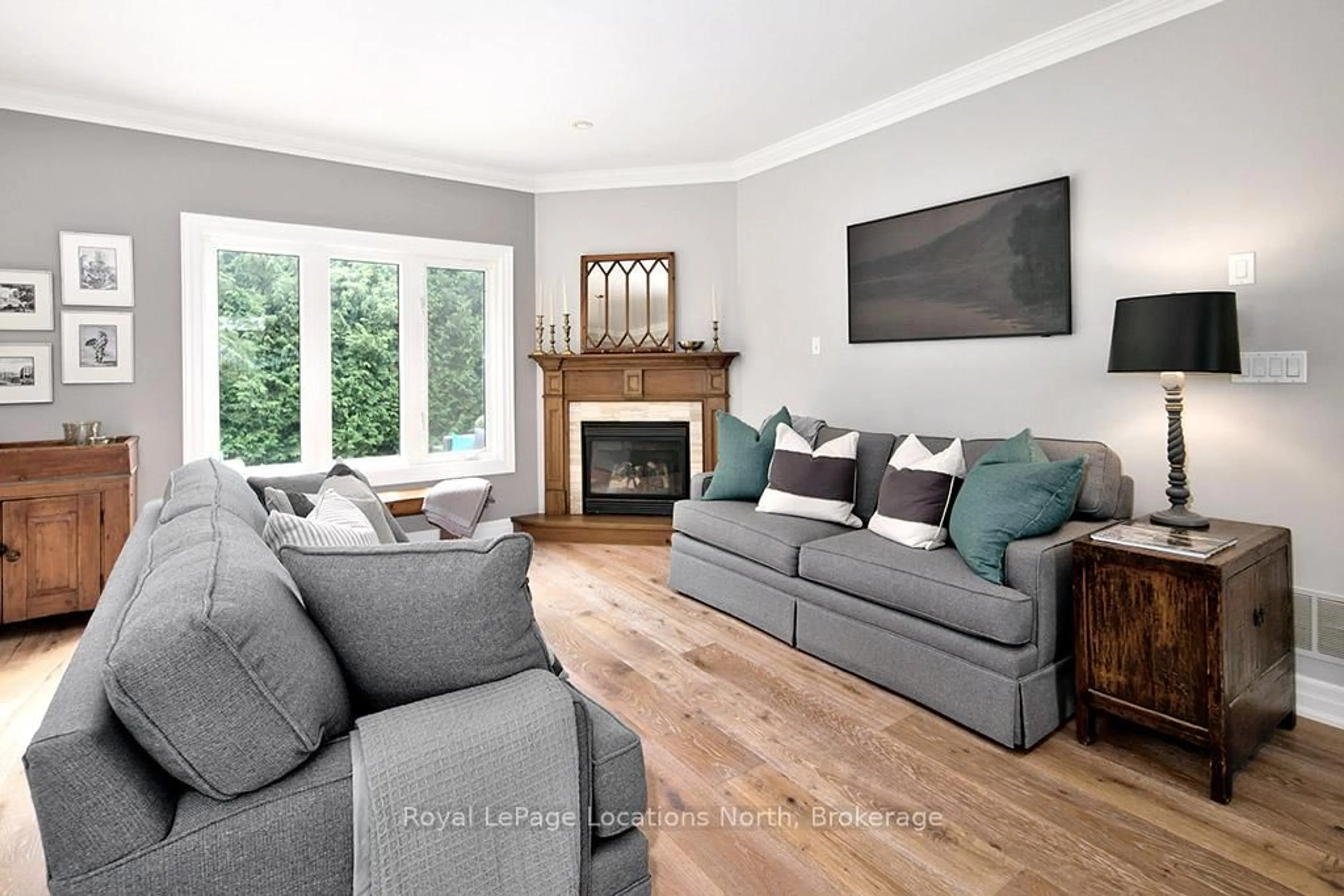 Living room with furniture, wood/laminate floor for 7 Pyatt Crt, Blue Mountains Ontario N0H 2P0