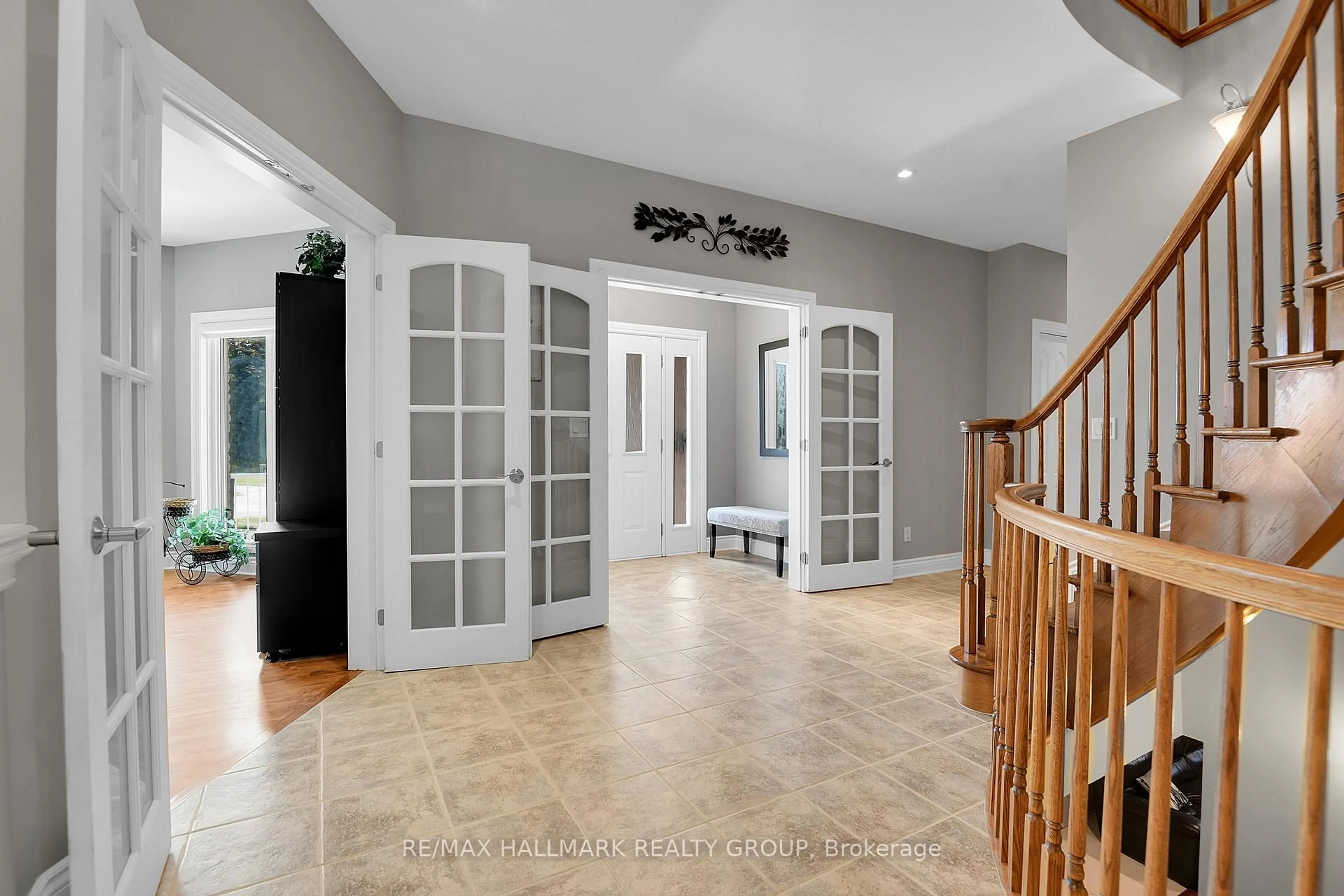 Indoor entryway for 1705 Silver Bark Ave, Orleans Ontario K1C 7A9