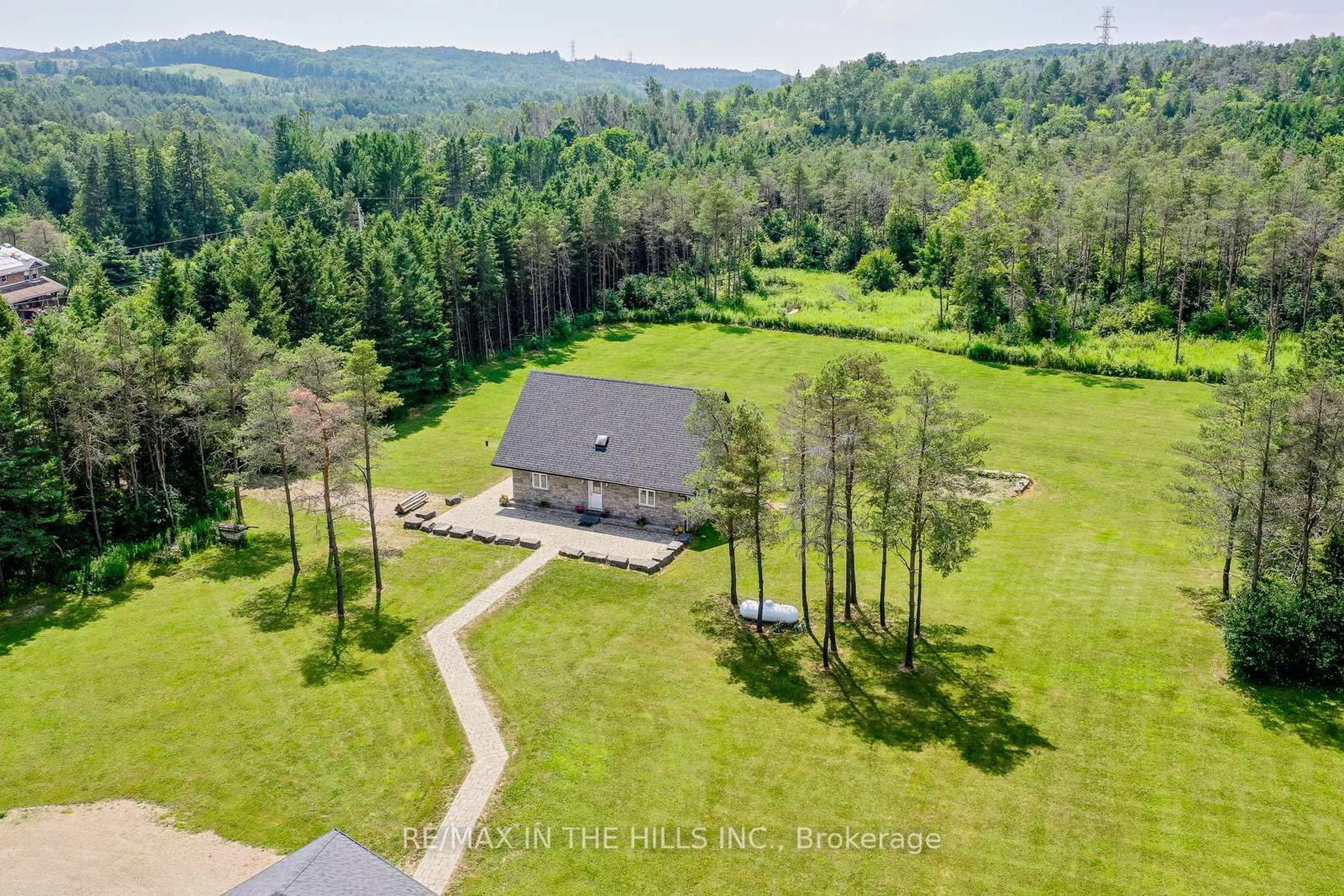 A pic from outside/outdoor area/front of a property/back of a property/a pic from drone, unknown for 6 Shell Cres, Mono Ontario L9W 6Y2