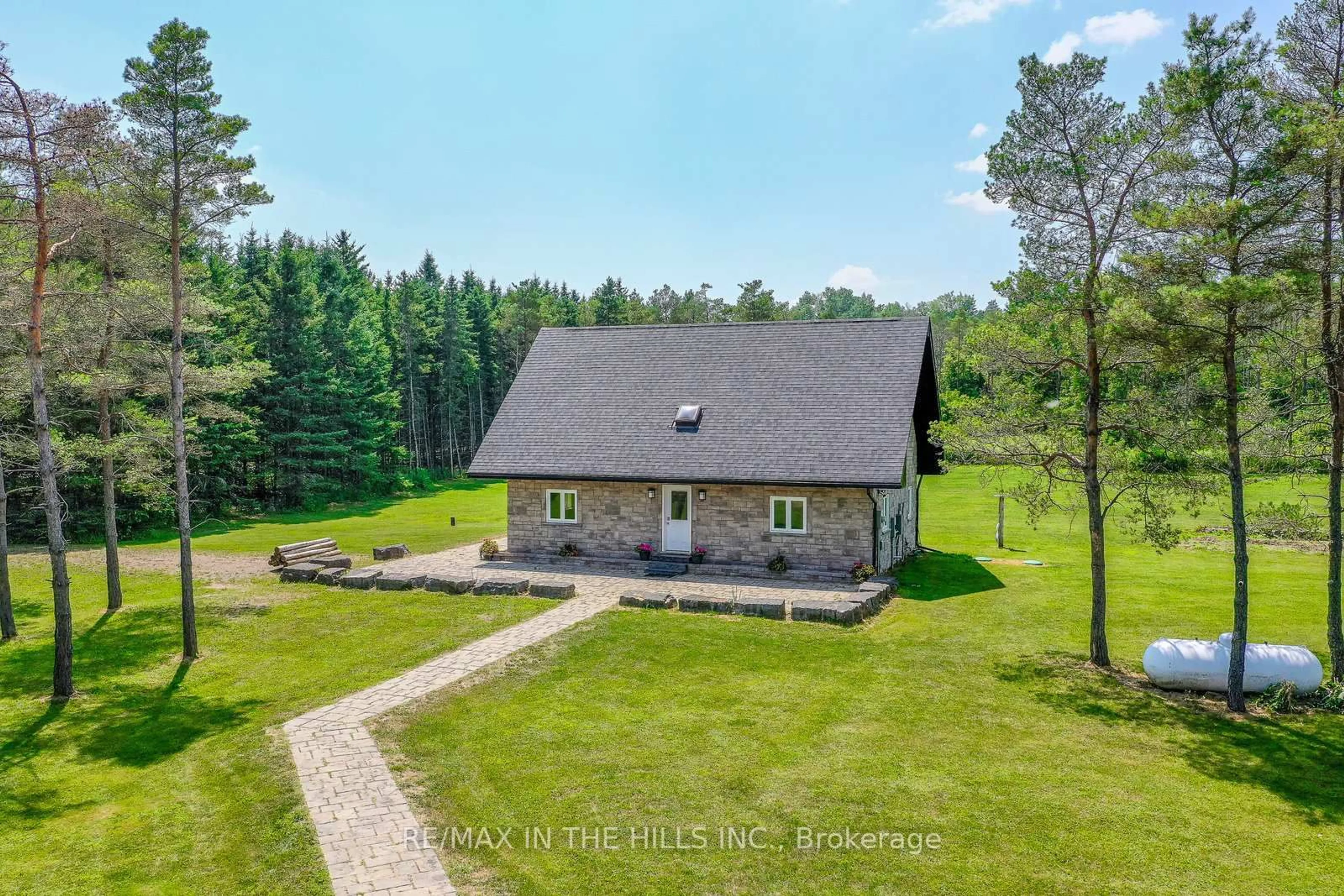 A pic from outside/outdoor area/front of a property/back of a property/a pic from drone, unknown for 6 Shell Cres, Mono Ontario L9W 6Y2